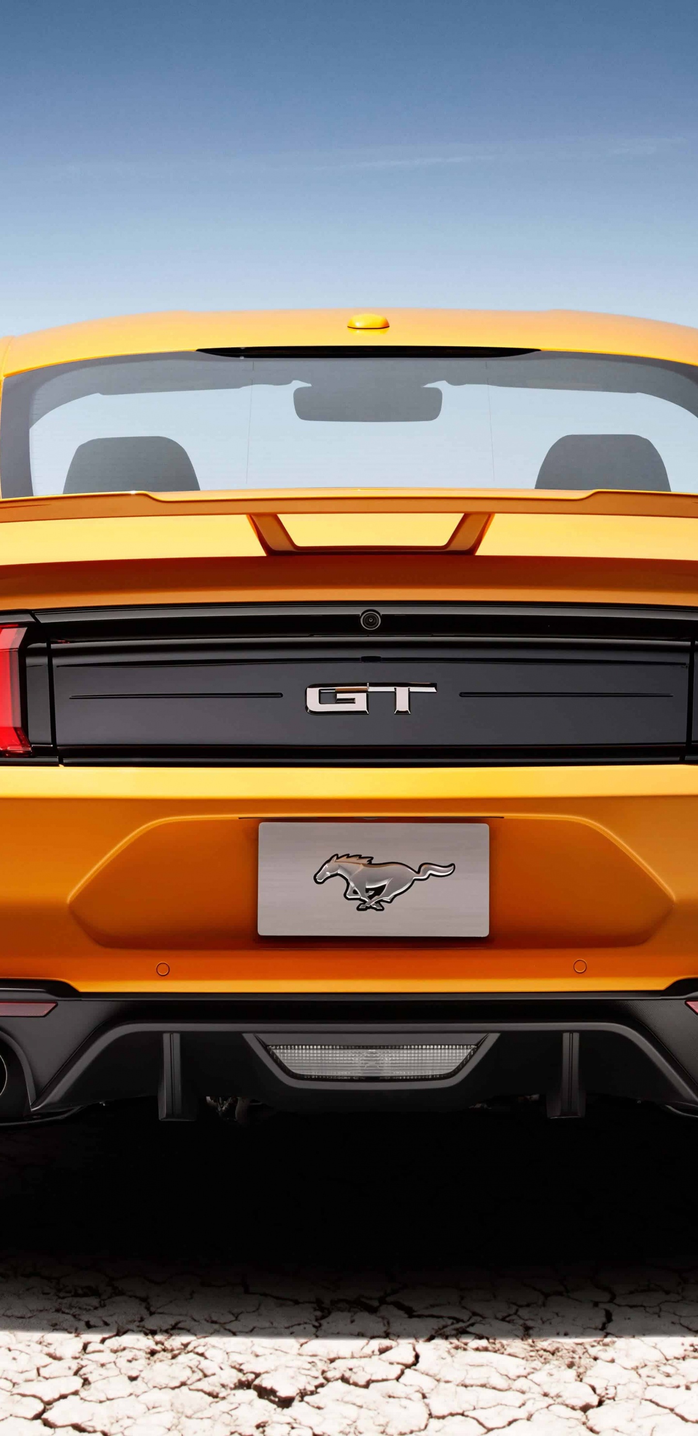Orangefarbener Chevrolet Camaro Tagsüber Unterwegs. Wallpaper in 1440x2960 Resolution