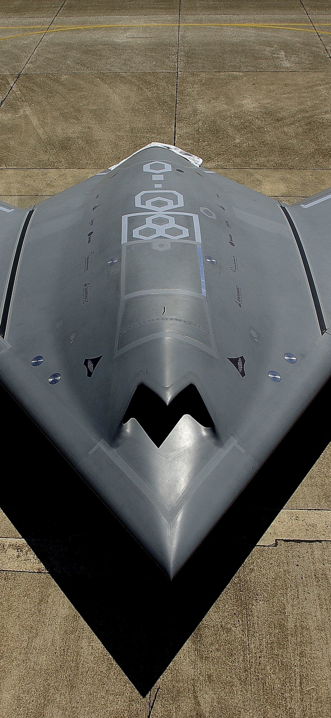 Avión Jet Negro Sobre Campo Marrón Durante el Día. Wallpaper in 1125x2436 Resolution