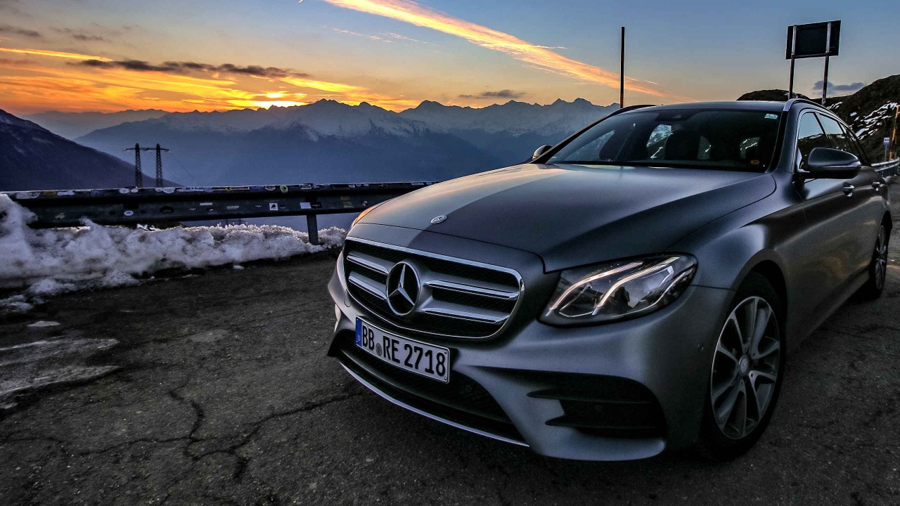 Graue Mercedes Benz C-klasse Auf Grauer Asphaltstraße Bei Sonnenuntergang. Wallpaper in 1280x720 Resolution