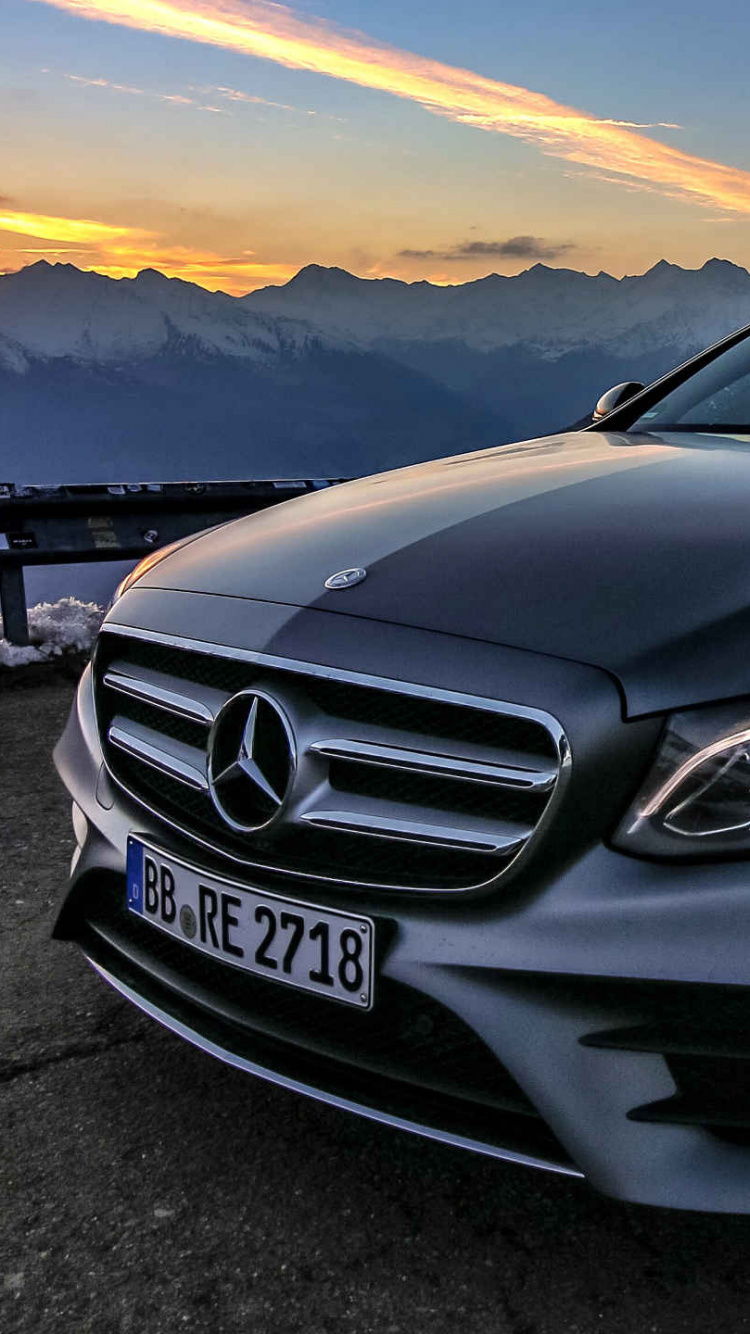 Mercedes Benz Clase c Gris en Gris Carretera Asfaltada Durante la Puesta de Sol. Wallpaper in 750x1334 Resolution