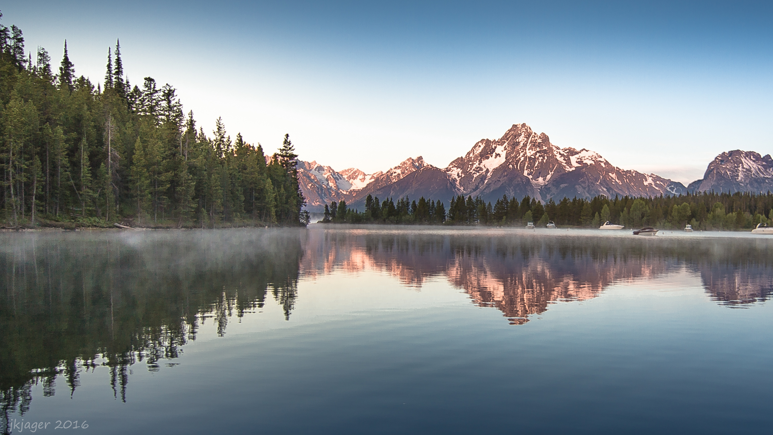 Green Trees Near Lake Under Blue Sky During Daytime. Wallpaper in 2560x1440 Resolution