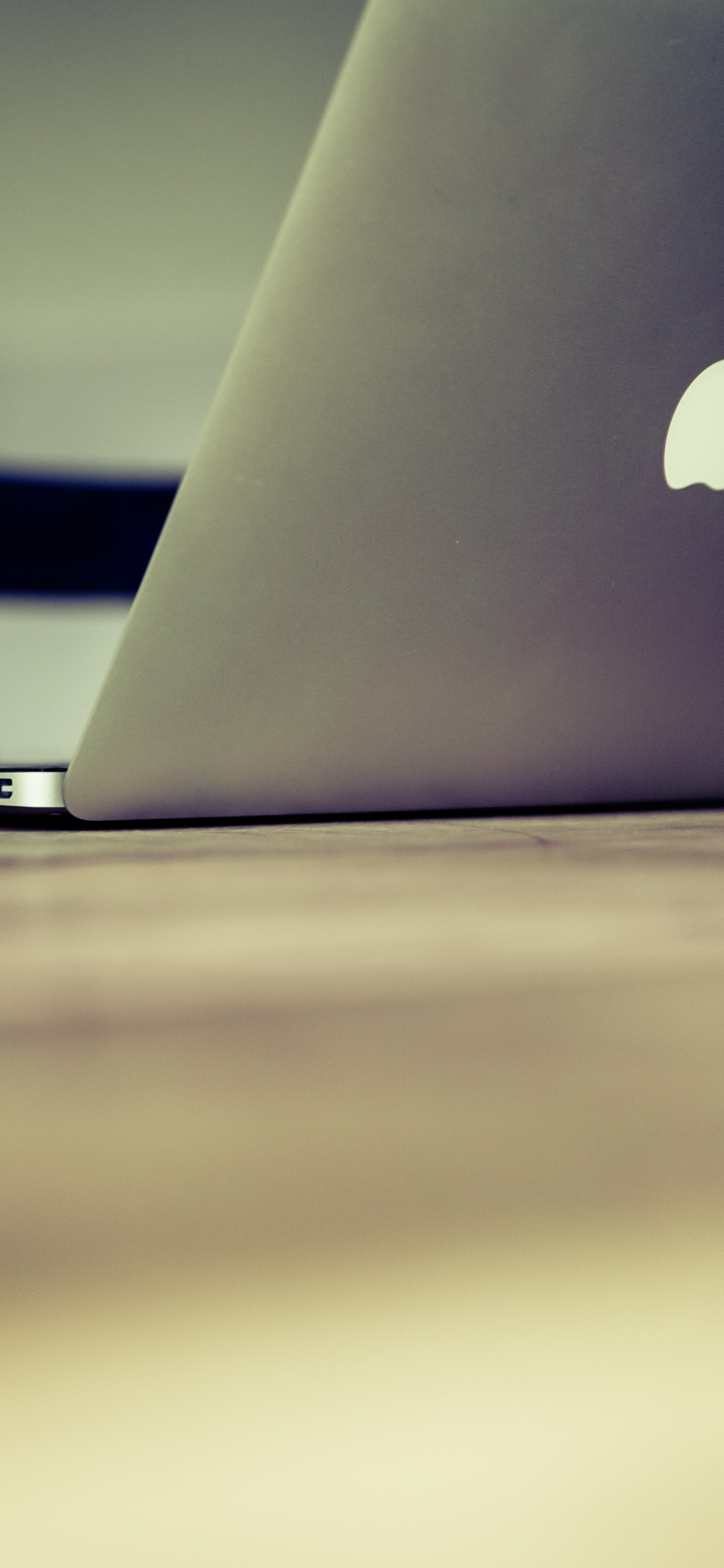 Souris Magique Pomme Sur Table en Bois Marron. Wallpaper in 1242x2688 Resolution