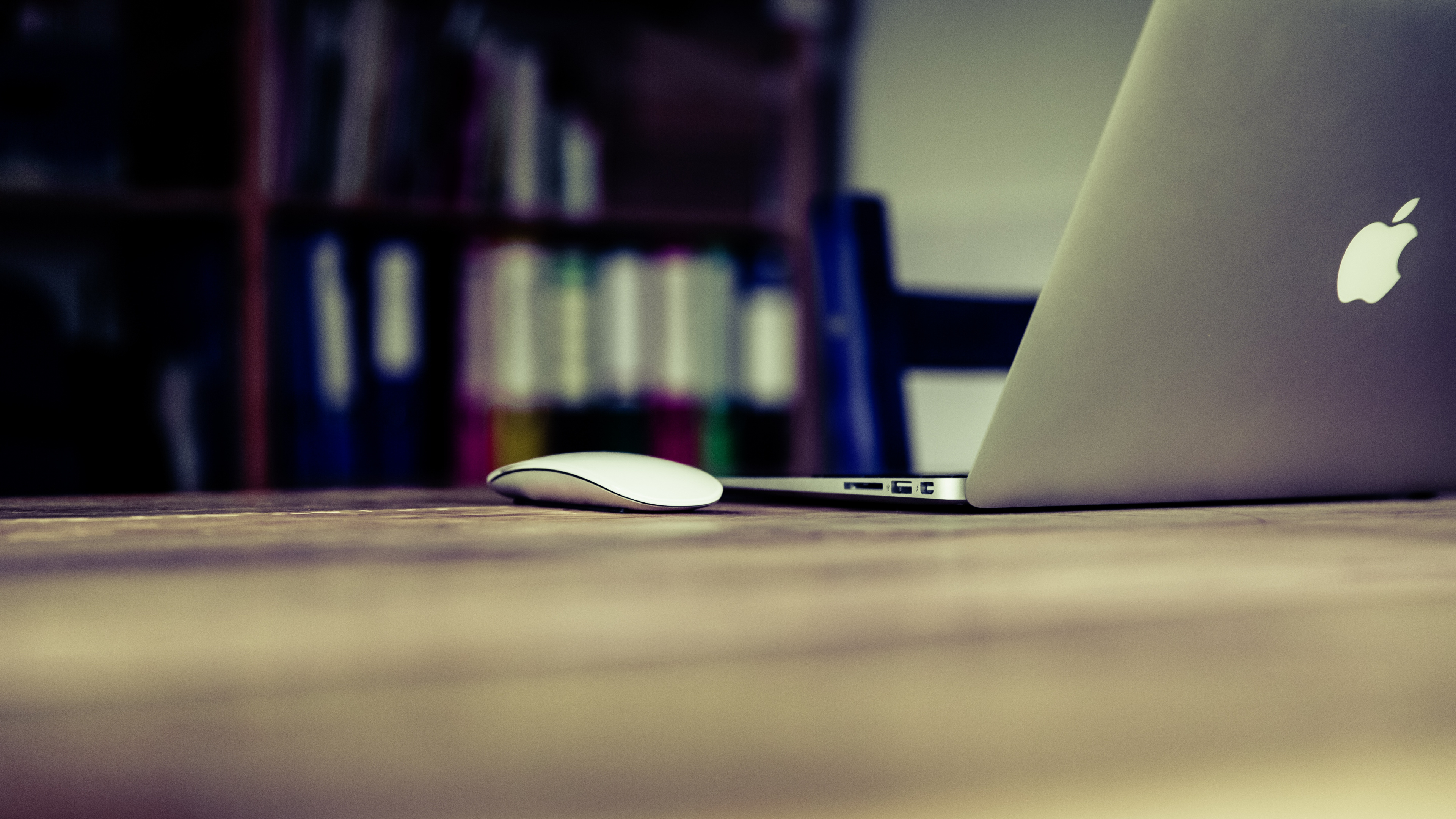 Apfelzaubermaus Auf Braunem Holztisch. Wallpaper in 3840x2160 Resolution