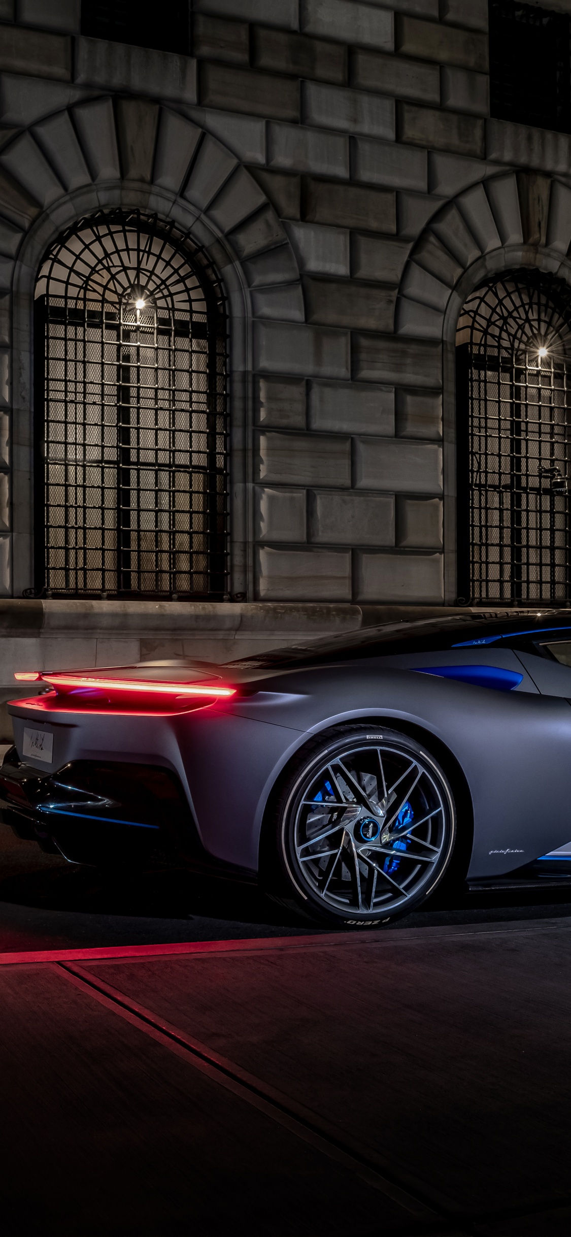 Blauer Porsche 911 Vor Dem Gebäude Geparkt. Wallpaper in 1125x2436 Resolution