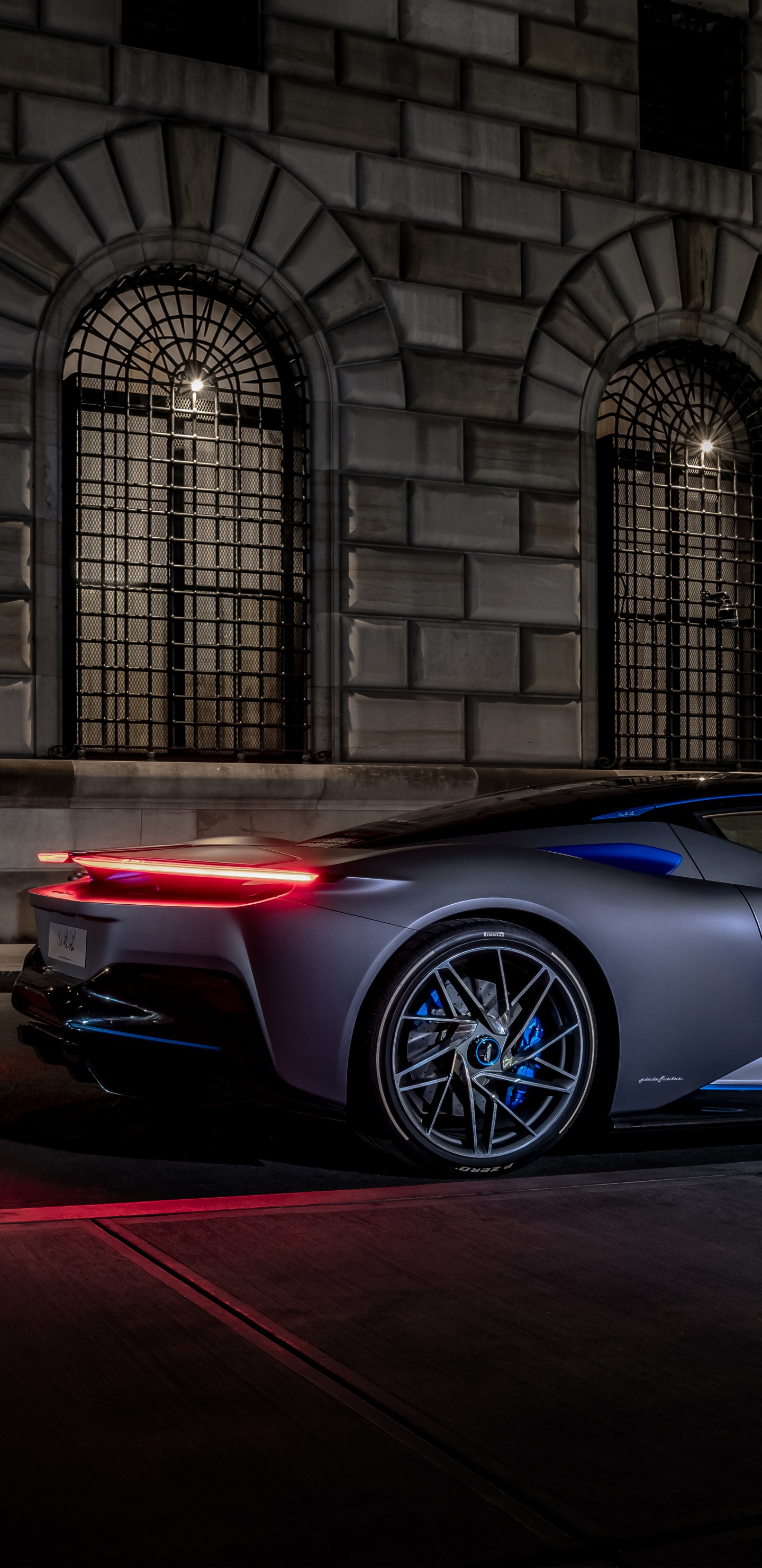 Blauer Porsche 911 Vor Dem Gebäude Geparkt. Wallpaper in 1440x2960 Resolution