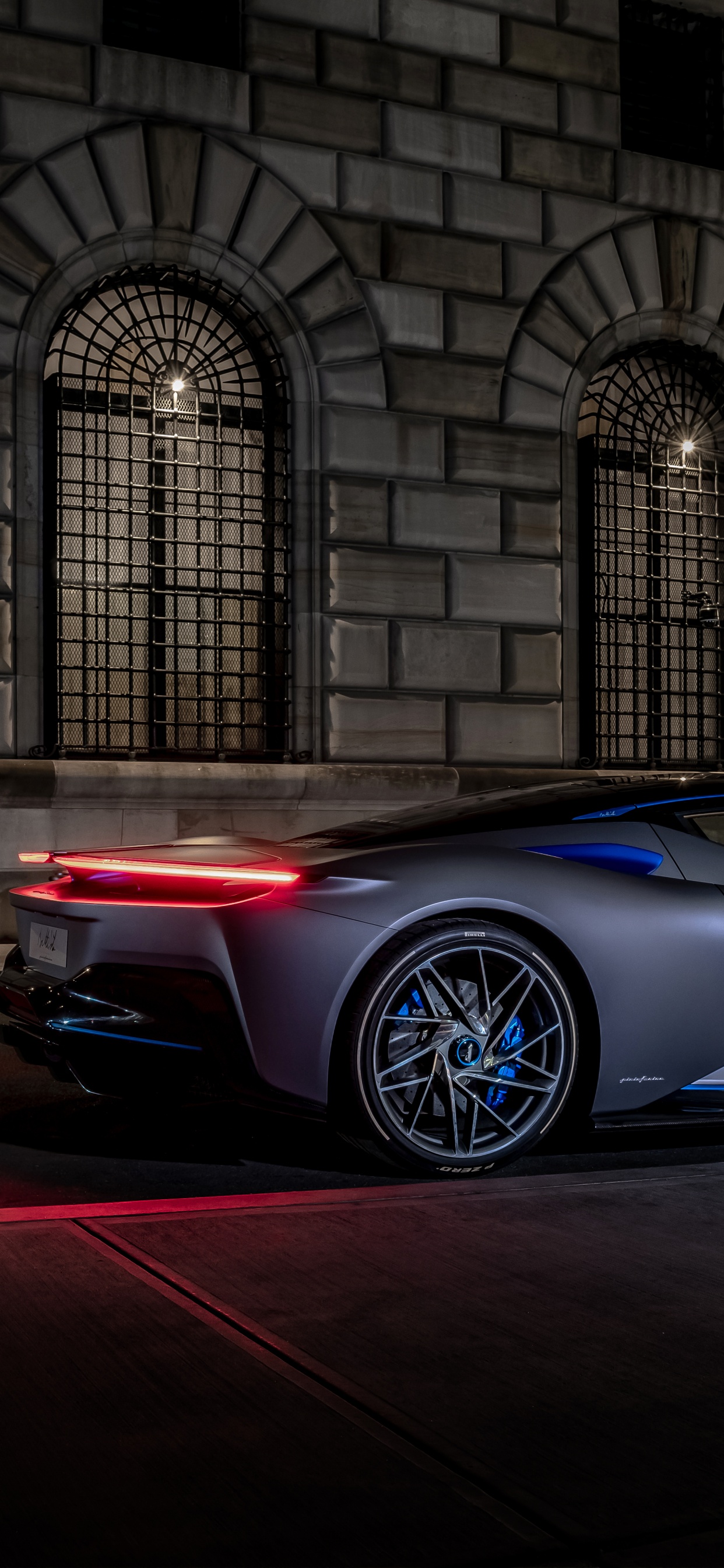 Porsche 911 Azul Estacionado Frente al Edificio. Wallpaper in 1242x2688 Resolution