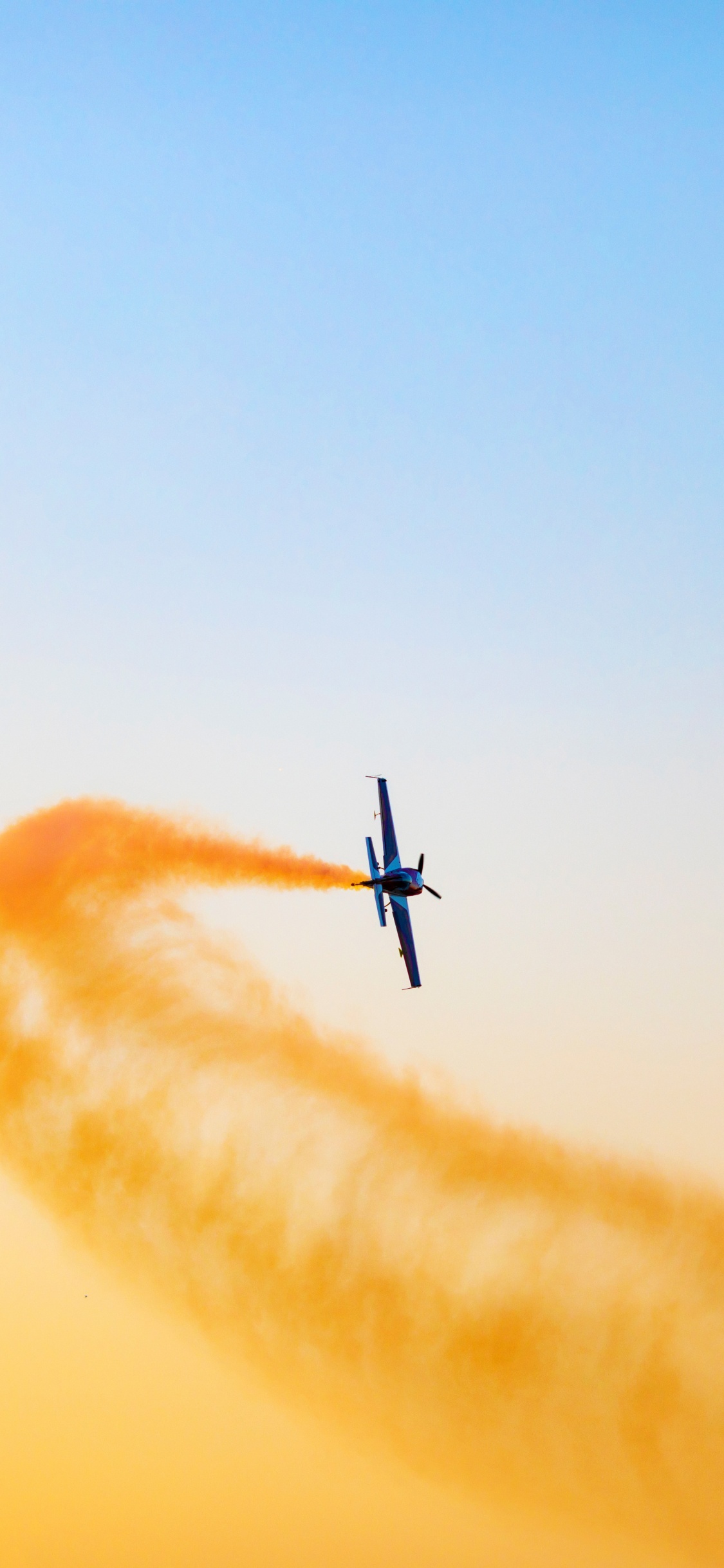 Avión Negro Volando en el Cielo Durante el Día. Wallpaper in 1125x2436 Resolution