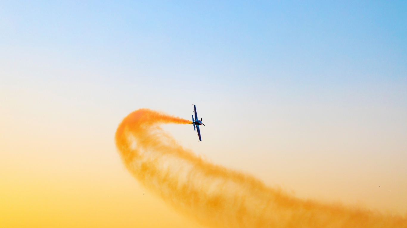 Avión Negro Volando en el Cielo Durante el Día. Wallpaper in 1366x768 Resolution