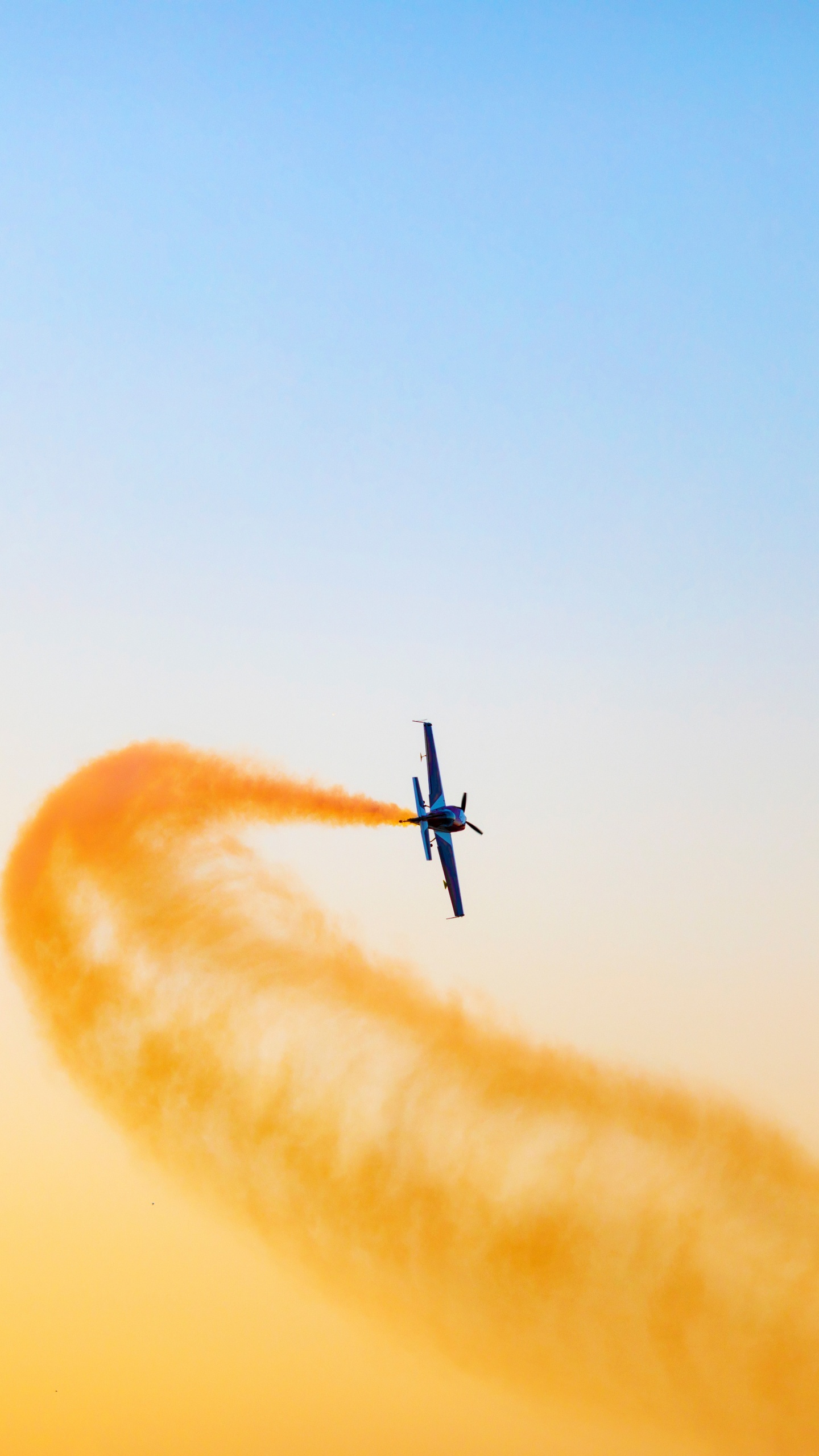 Avión Negro Volando en el Cielo Durante el Día. Wallpaper in 1440x2560 Resolution