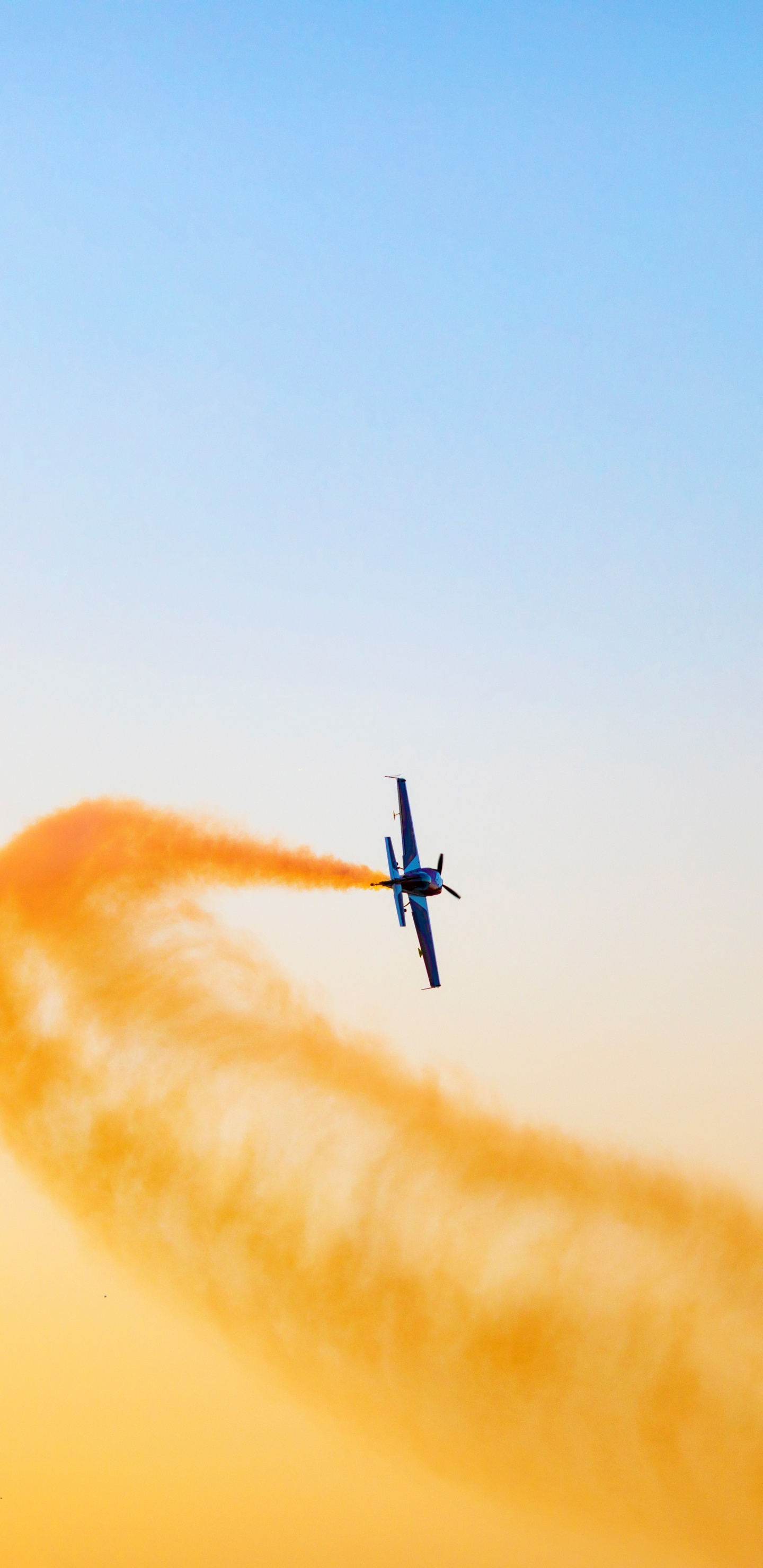 Avión Negro Volando en el Cielo Durante el Día. Wallpaper in 1440x2960 Resolution