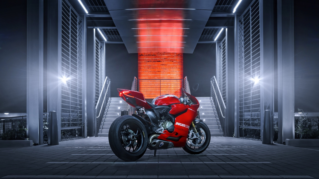 Vélo de Sport Rouge et Noir Garé à Côté du Bâtiment Gris. Wallpaper in 1280x720 Resolution