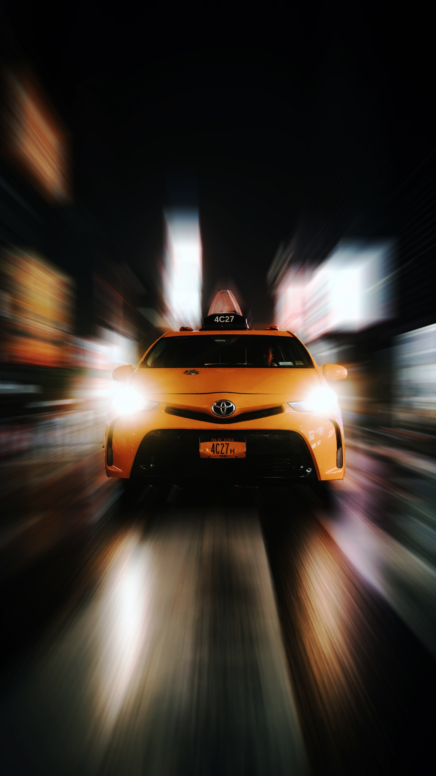 Gelbes Auto Auf Der Straße Während Der Nachtzeit. Wallpaper in 1440x2560 Resolution