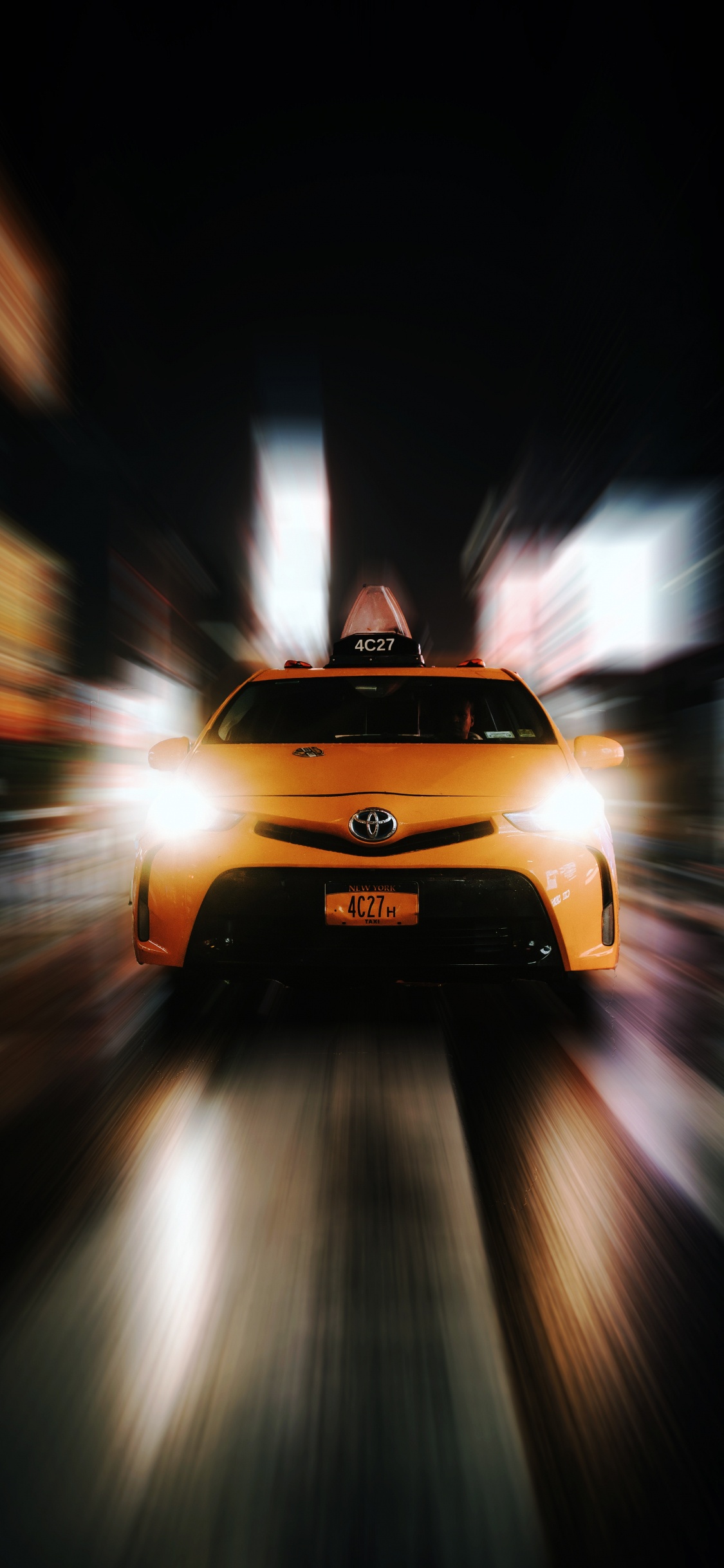 Voiture Jaune Sur Route Pendant la Nuit. Wallpaper in 1125x2436 Resolution