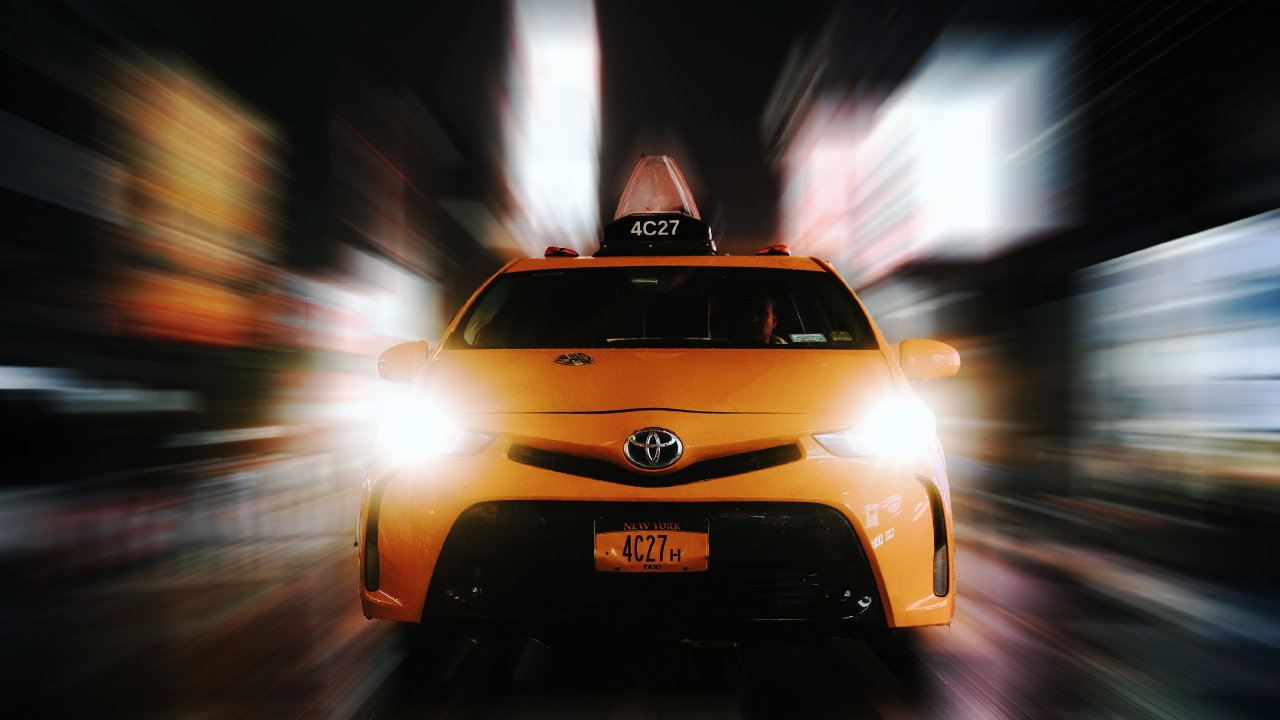 Voiture Jaune Sur Route Pendant la Nuit. Wallpaper in 1280x720 Resolution