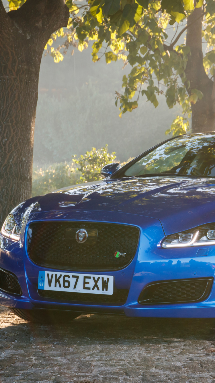 Blaues Bmw m 3 Coupe, Das Tagsüber Auf Grauem Betonpflaster Geparkt Ist. Wallpaper in 750x1334 Resolution