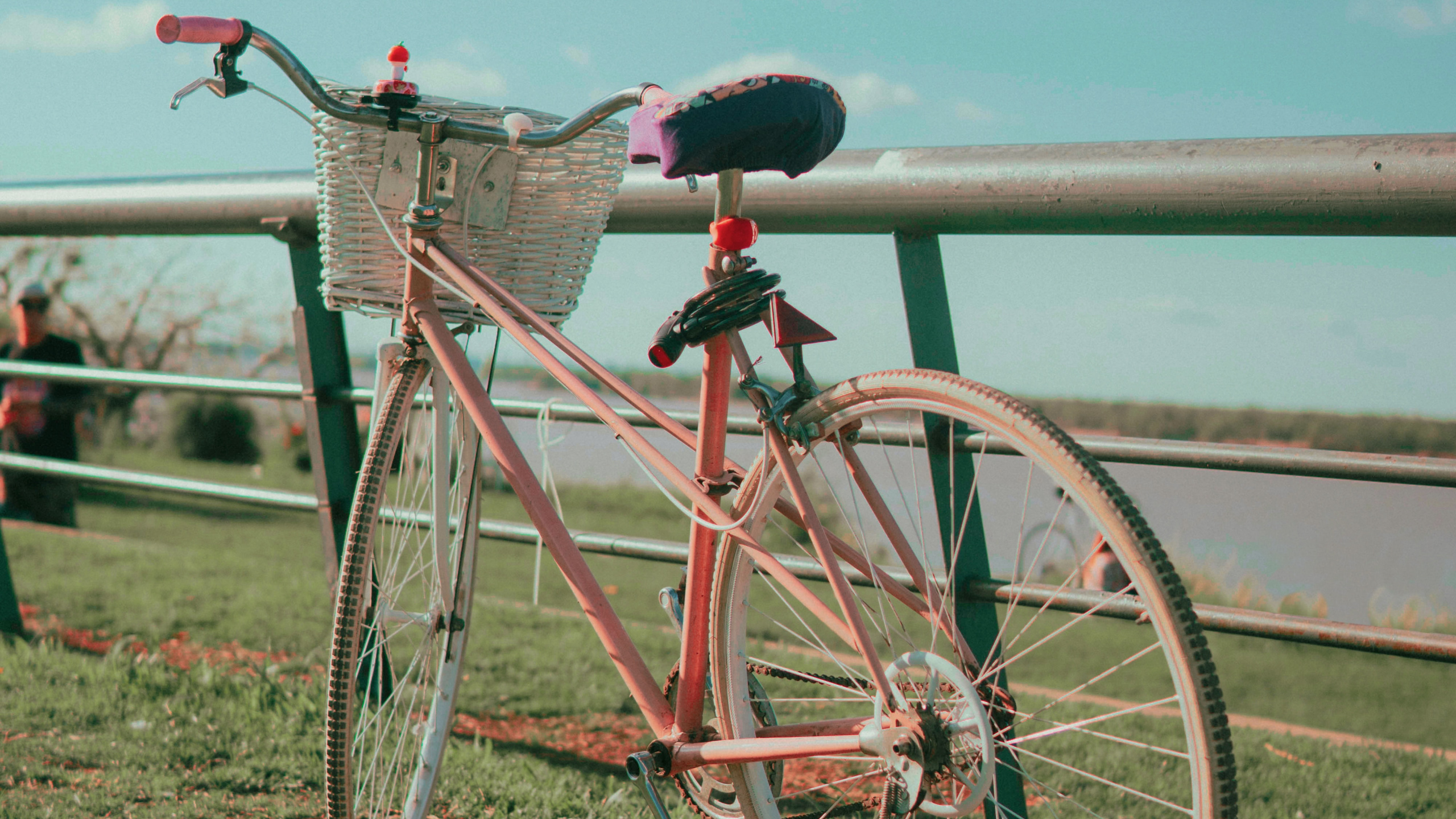 Red City Bike Near Body of Water During Daytime. Wallpaper in 2560x1440 Resolution