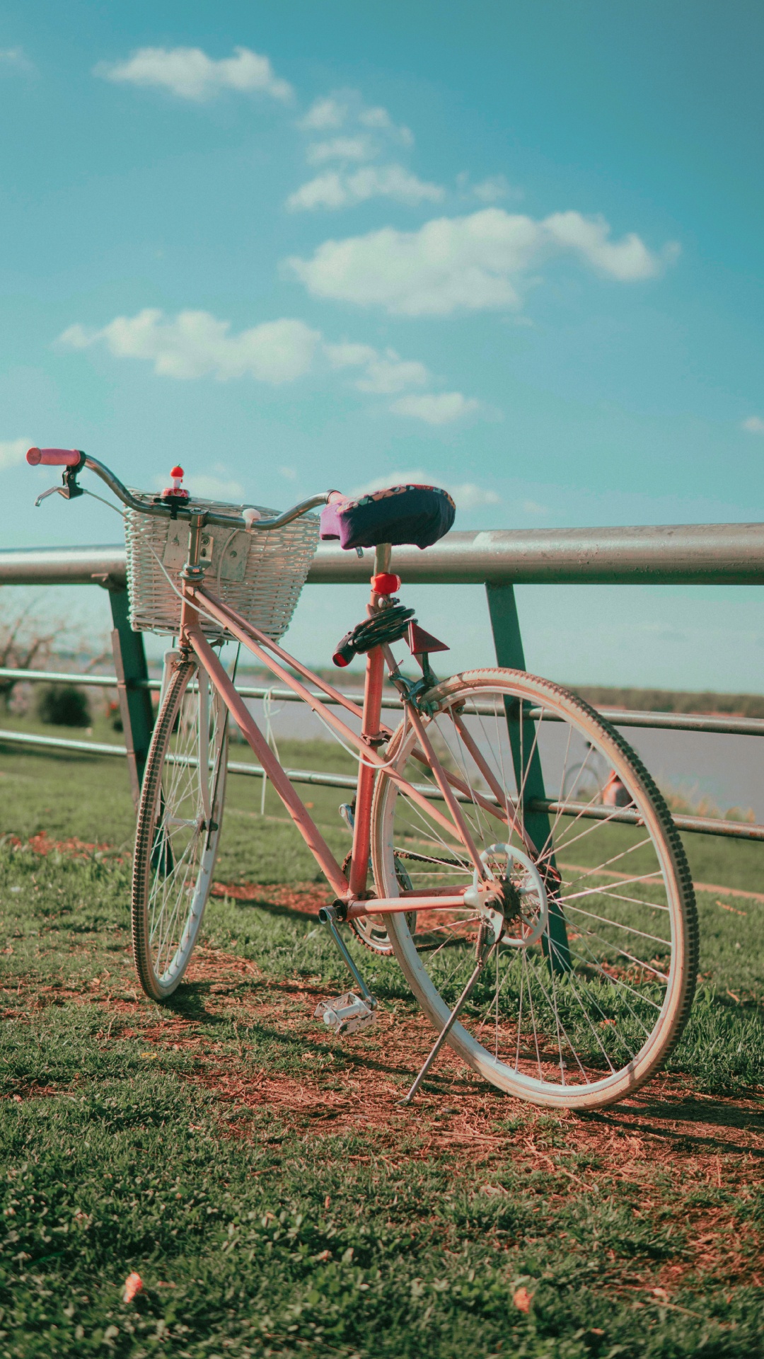 Vélo de Ville Rouge Près D'un Plan D'eau Pendant la Journée. Wallpaper in 1080x1920 Resolution