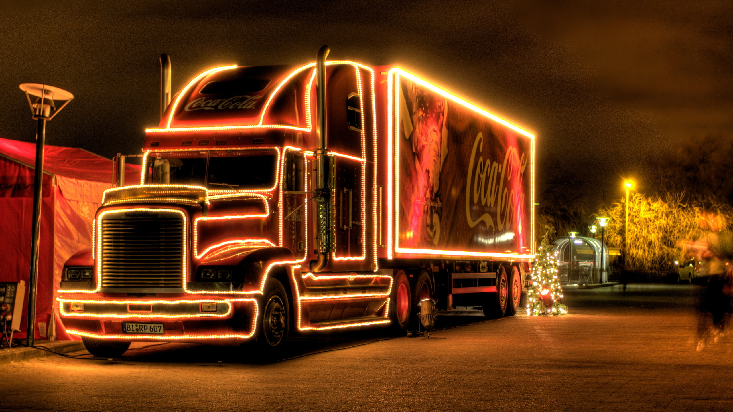 Coca Cola Christmas Truck, Coca-cola, Christmas Day, Cola, Truck. Wallpaper in 2560x1440 Resolution