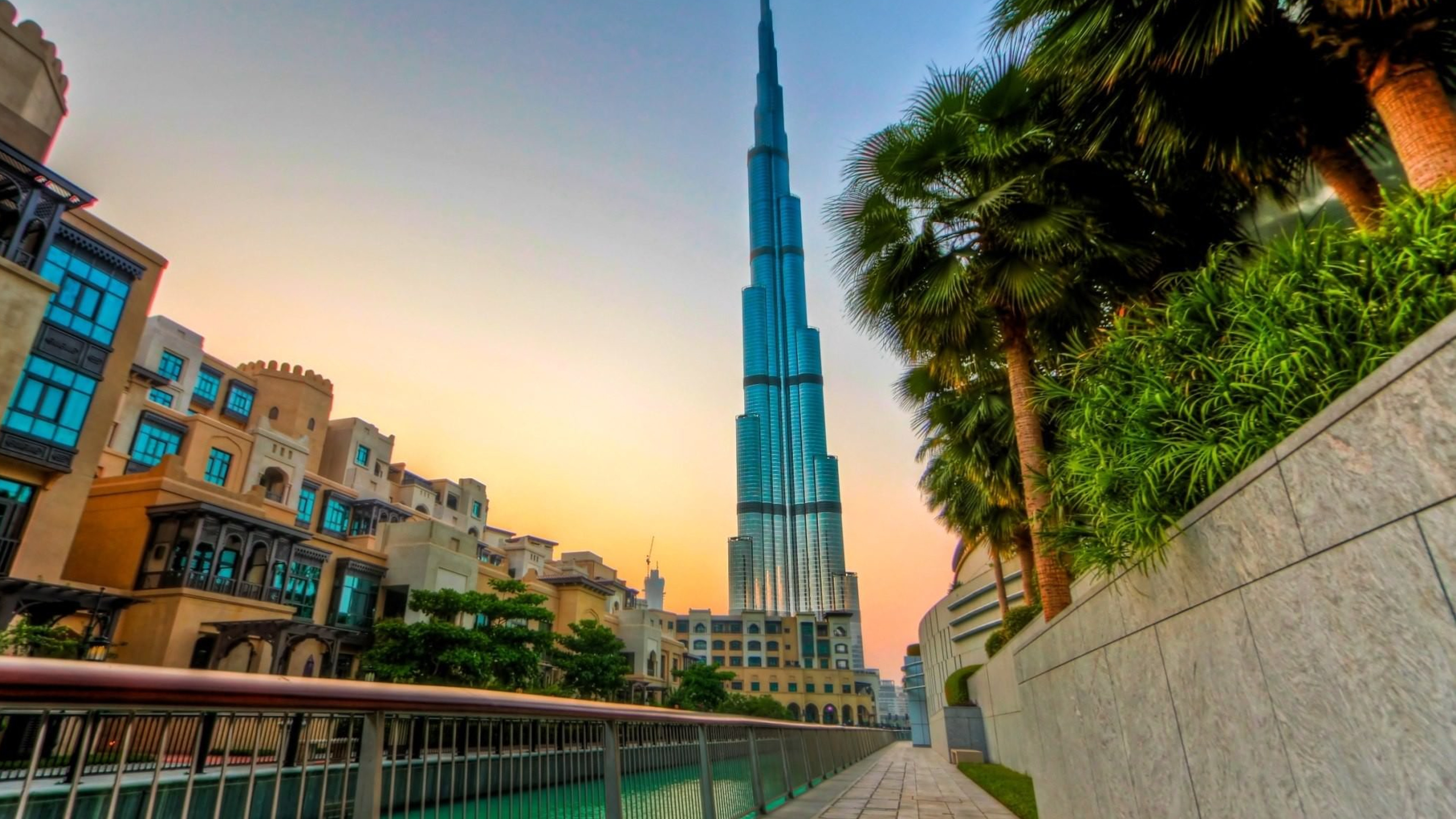 Edificio de Hormigón Blanco Cerca de Árboles Verdes Durante el Día. Wallpaper in 3840x2160 Resolution