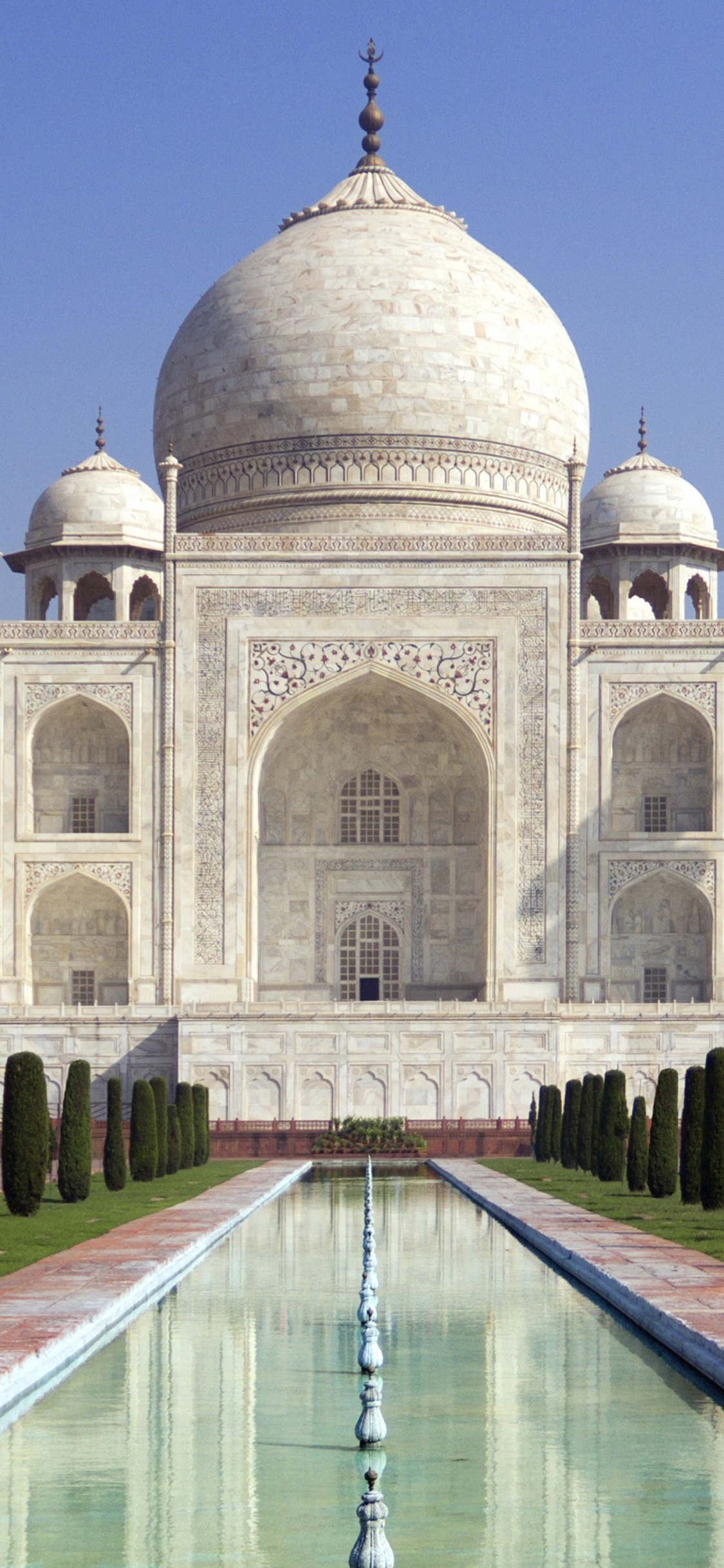 Bâtiment en Béton Blanc Sous Ciel Bleu Pendant la Journée. Wallpaper in 1125x2436 Resolution