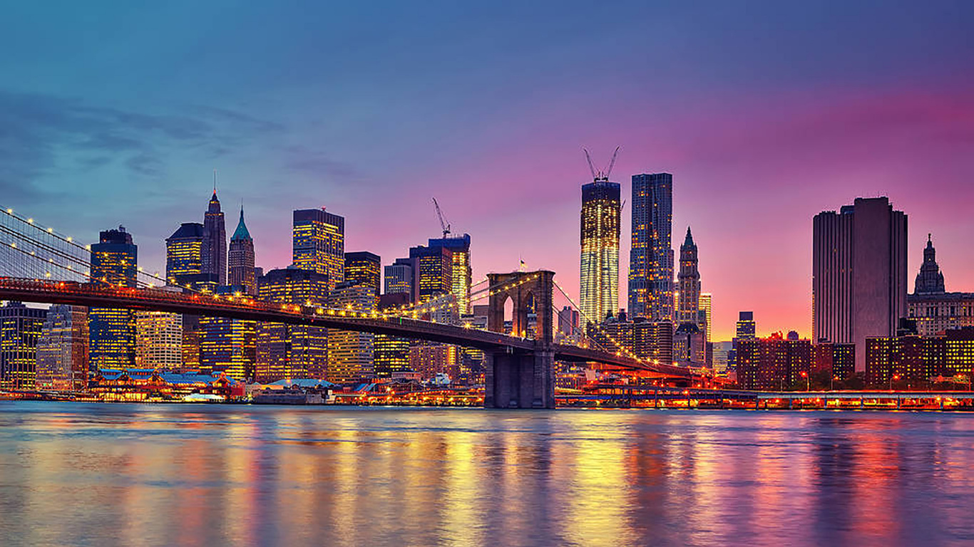 Skyline Der Stadt Über Gewässer Während Der Nacht. Wallpaper in 1366x768 Resolution