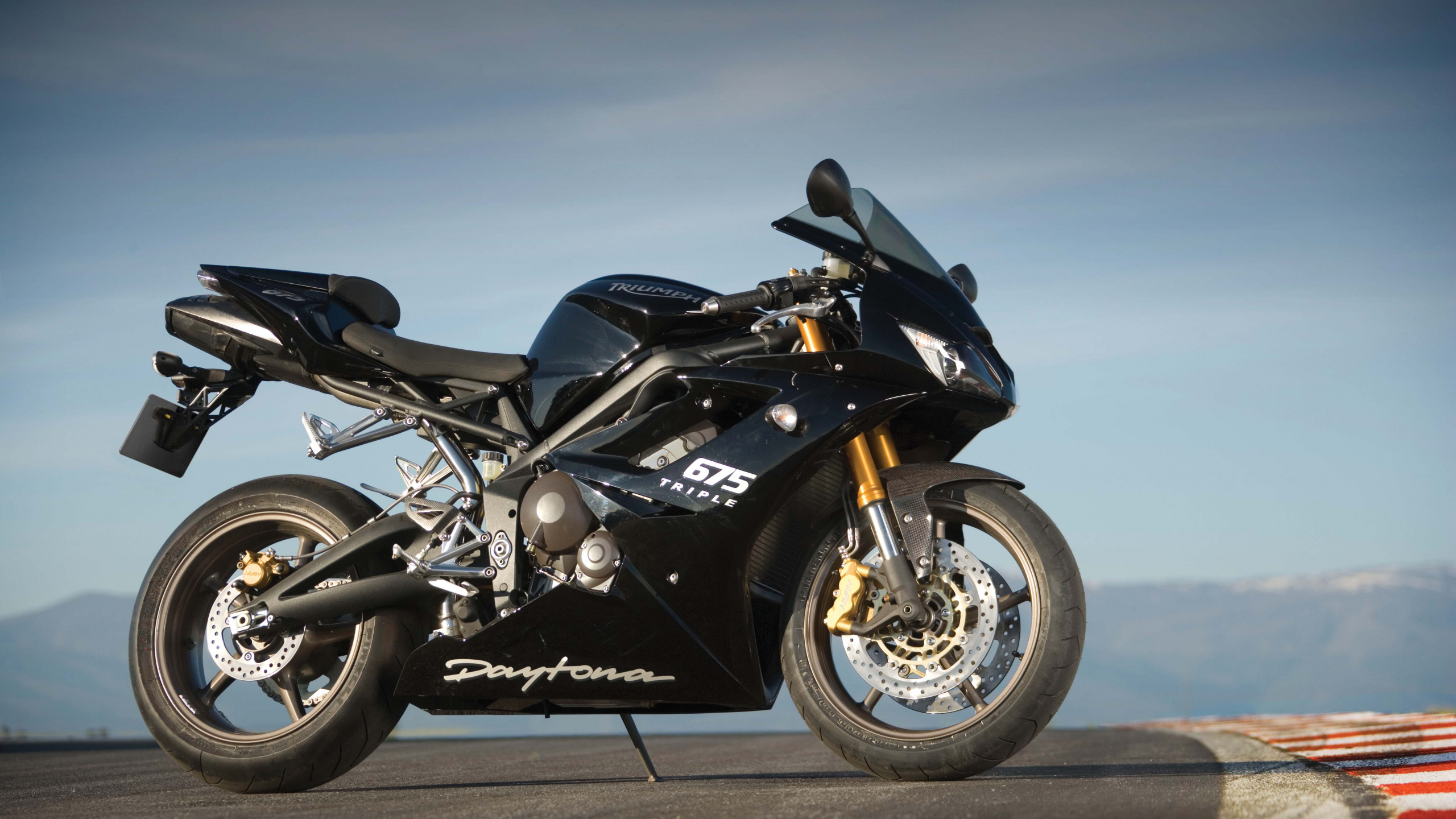 Black and Yellow Bmw Sports Bike. Wallpaper in 2560x1440 Resolution