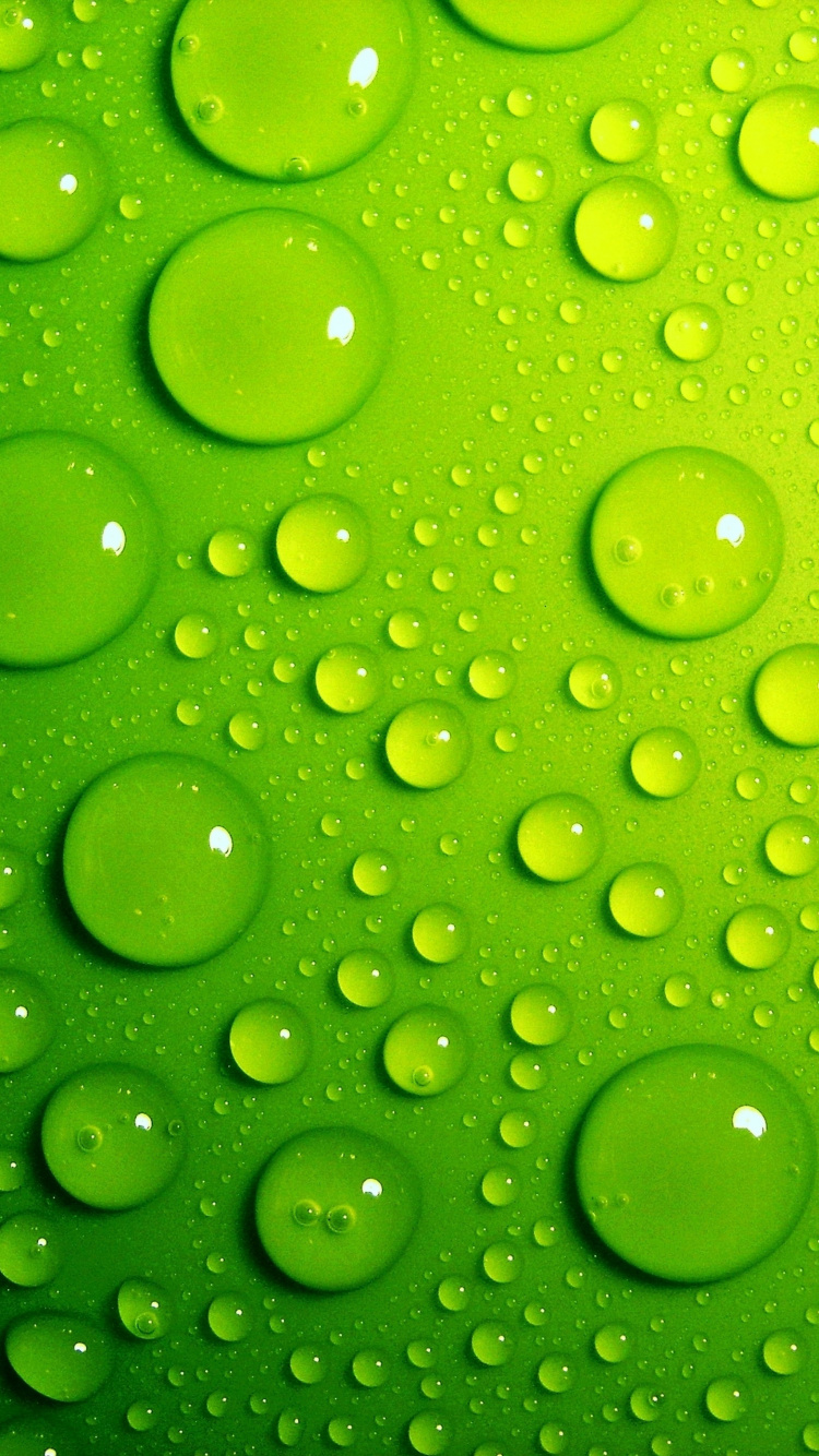 Wassertropfen Auf Grüner Oberfläche. Wallpaper in 750x1334 Resolution