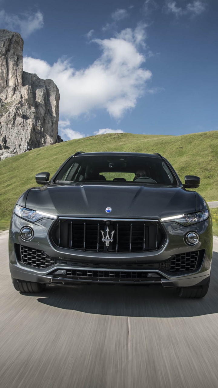 Chevrolet Camaro Negro en la Carretera Durante el Día. Wallpaper in 720x1280 Resolution