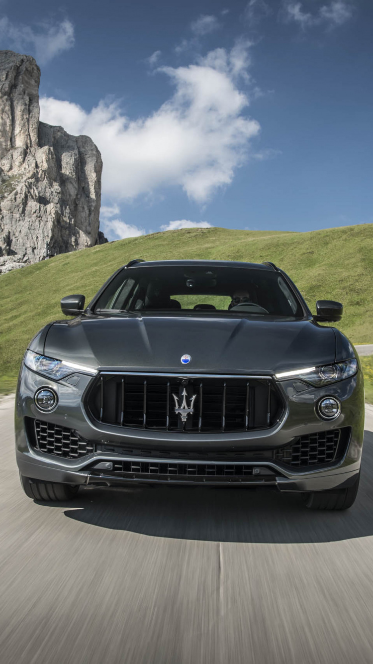 Chevrolet Camaro Negro en la Carretera Durante el Día. Wallpaper in 750x1334 Resolution
