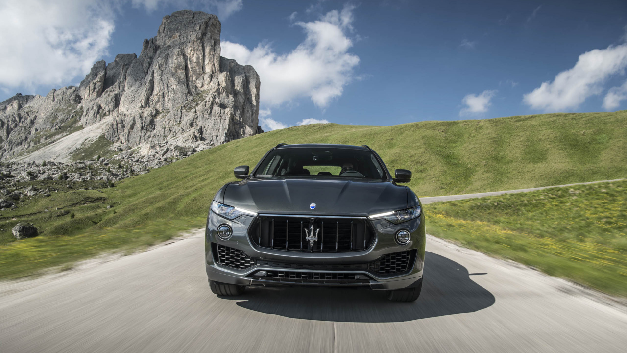 Chevrolet Camaro Noire Sur Route Pendant la Journée. Wallpaper in 1280x720 Resolution