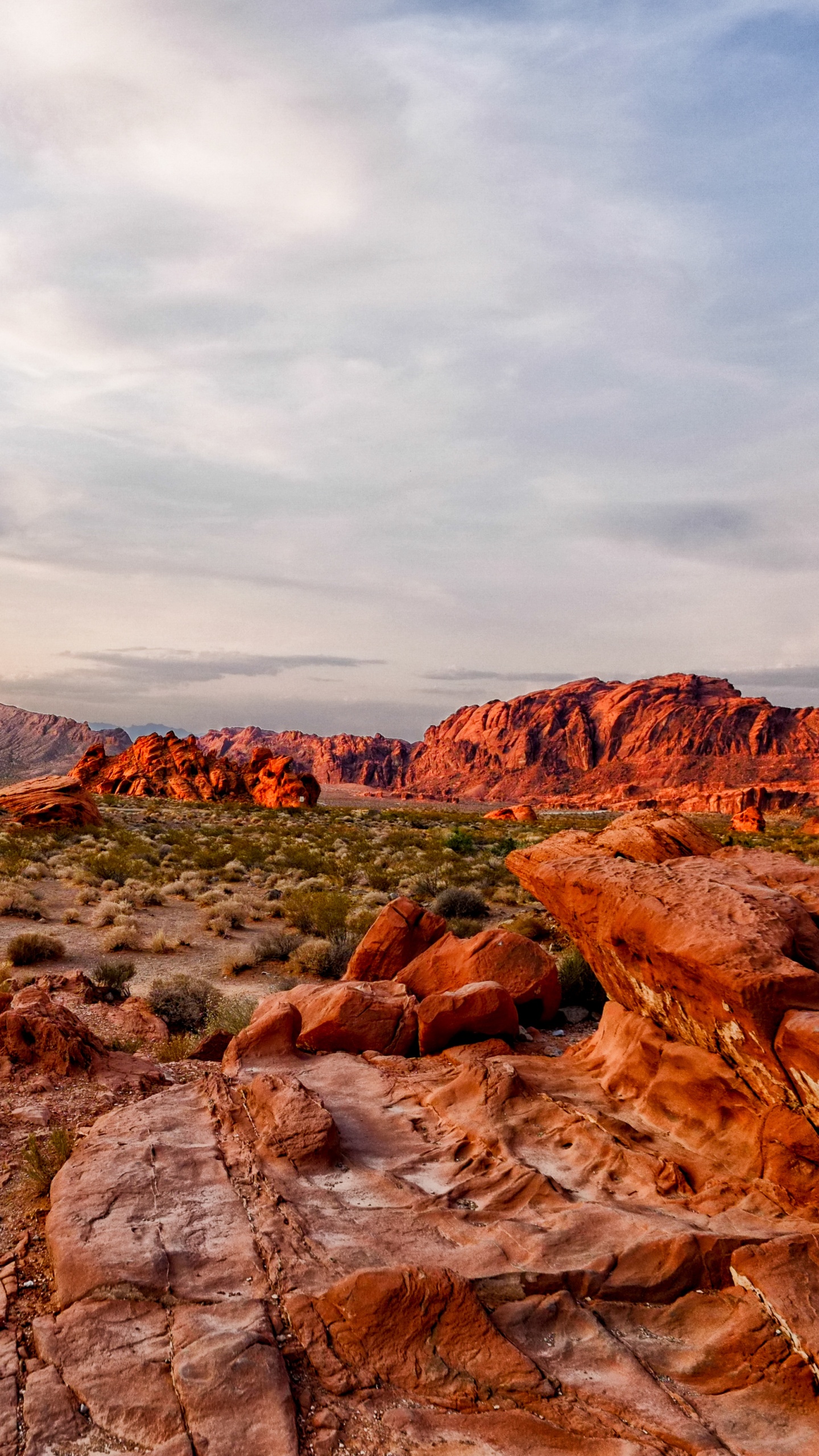 Montagne Rocheuse Brune Sous Ciel Nuageux Pendant la Journée. Wallpaper in 1440x2560 Resolution