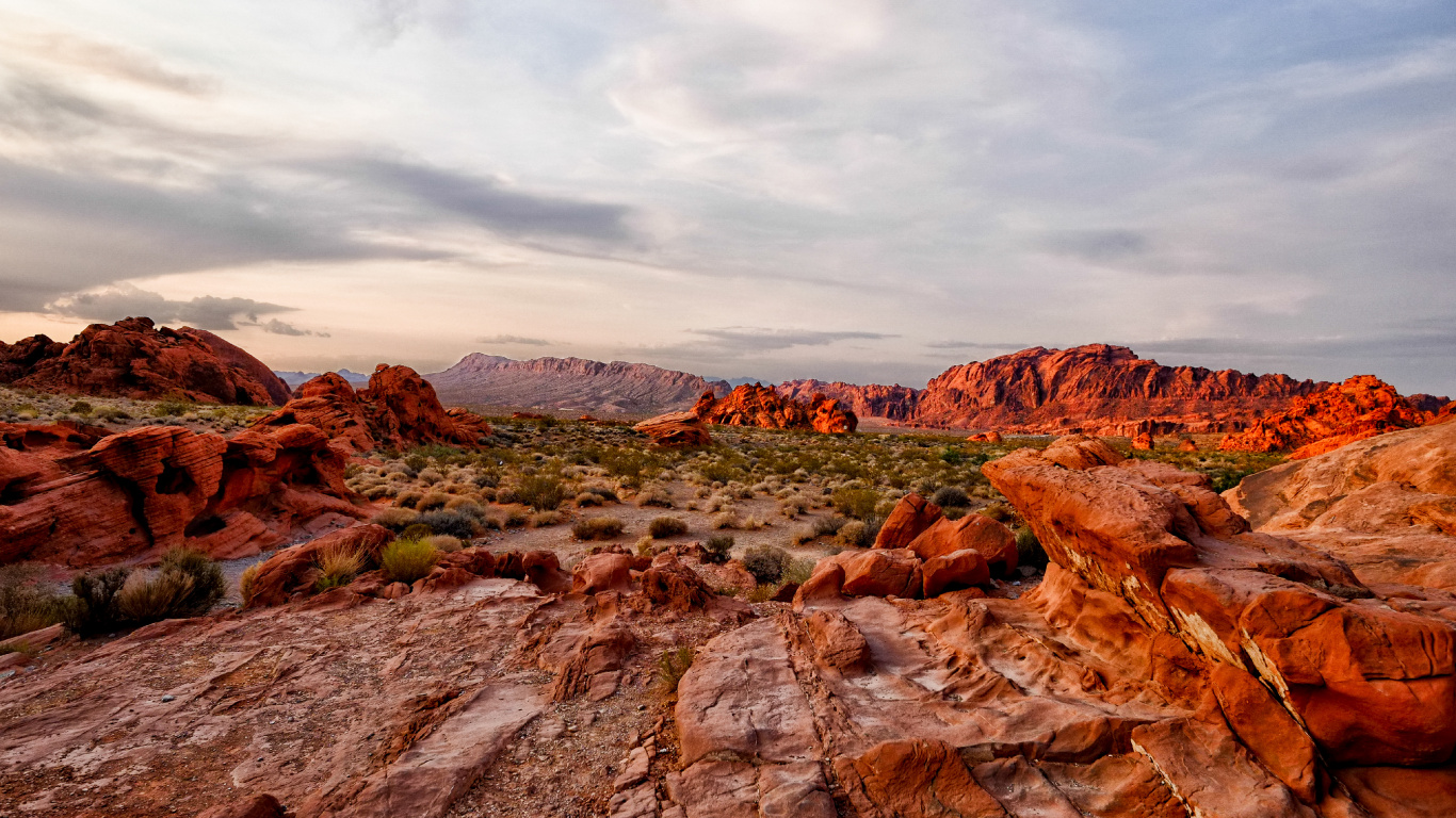 Montaña Rocosa Marrón Bajo el Cielo Nublado Durante el Día. Wallpaper in 1366x768 Resolution