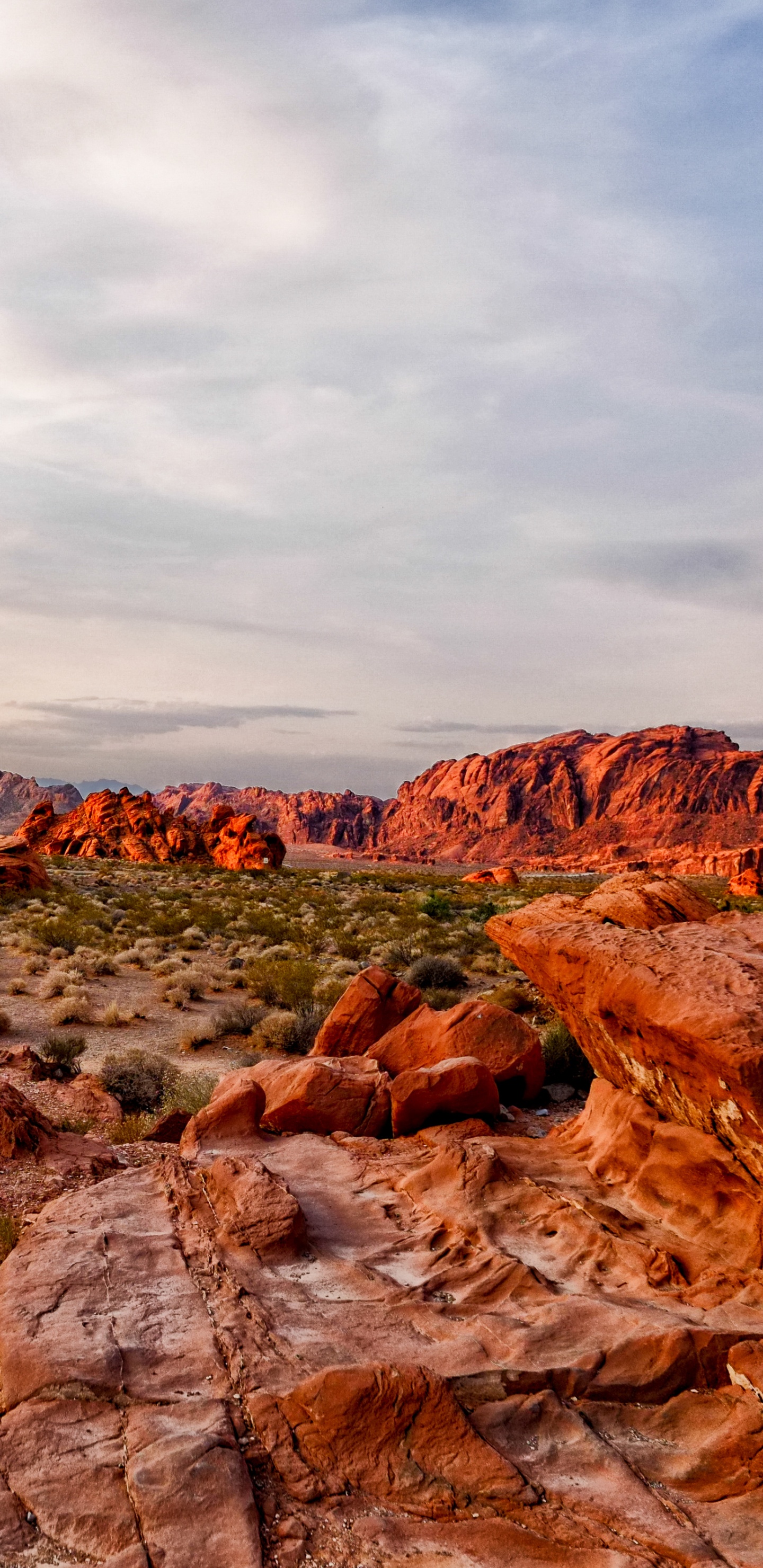 Brauner Felsiger Berg Unter Bewölktem Himmel Tagsüber. Wallpaper in 1440x2960 Resolution