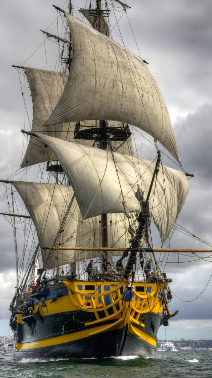 Braunes Und Weißes Segelschiff Auf See Unter Weißen Wolken Tagsüber. Wallpaper in 720x1280 Resolution