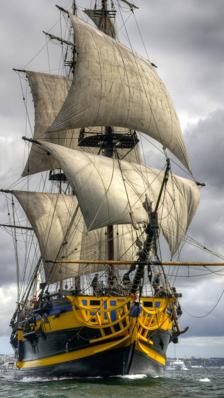 Braunes Und Weißes Segelschiff Auf See Unter Weißen Wolken Tagsüber. Wallpaper in 750x1334 Resolution