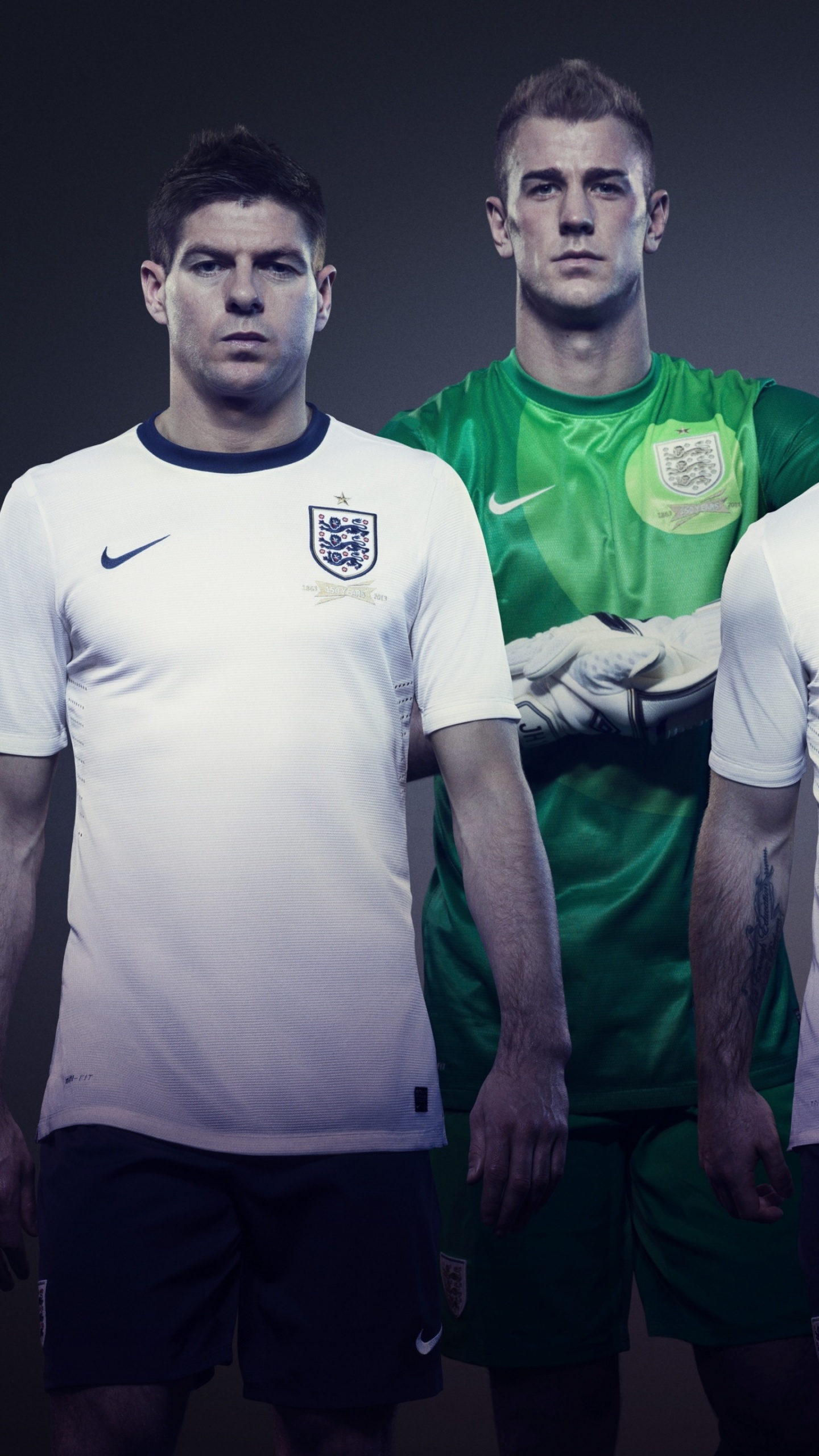 4 Hombres en Camisetas de Cuello Redondo Nike Blancas y Verdes. Wallpaper in 1440x2560 Resolution