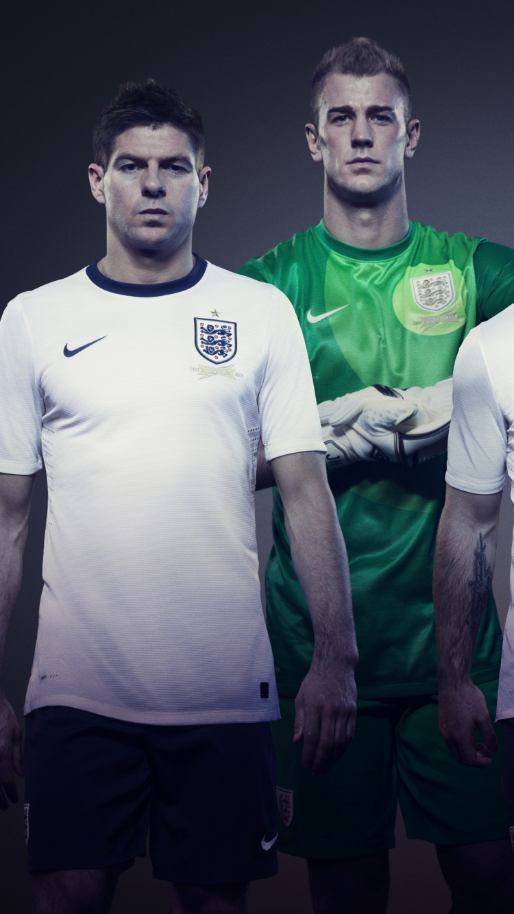 4 Hombres en Camisetas de Cuello Redondo Nike Blancas y Verdes. Wallpaper in 750x1334 Resolution