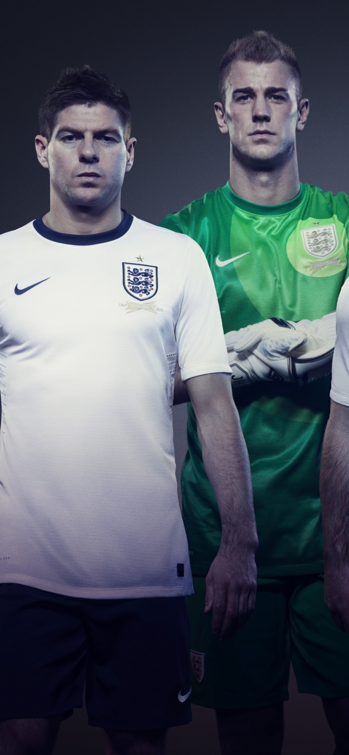 4 Männer in Weißen Und Grünen Nike-T-Shirts Mit Rundhalsausschnitt. Wallpaper in 1125x2436 Resolution