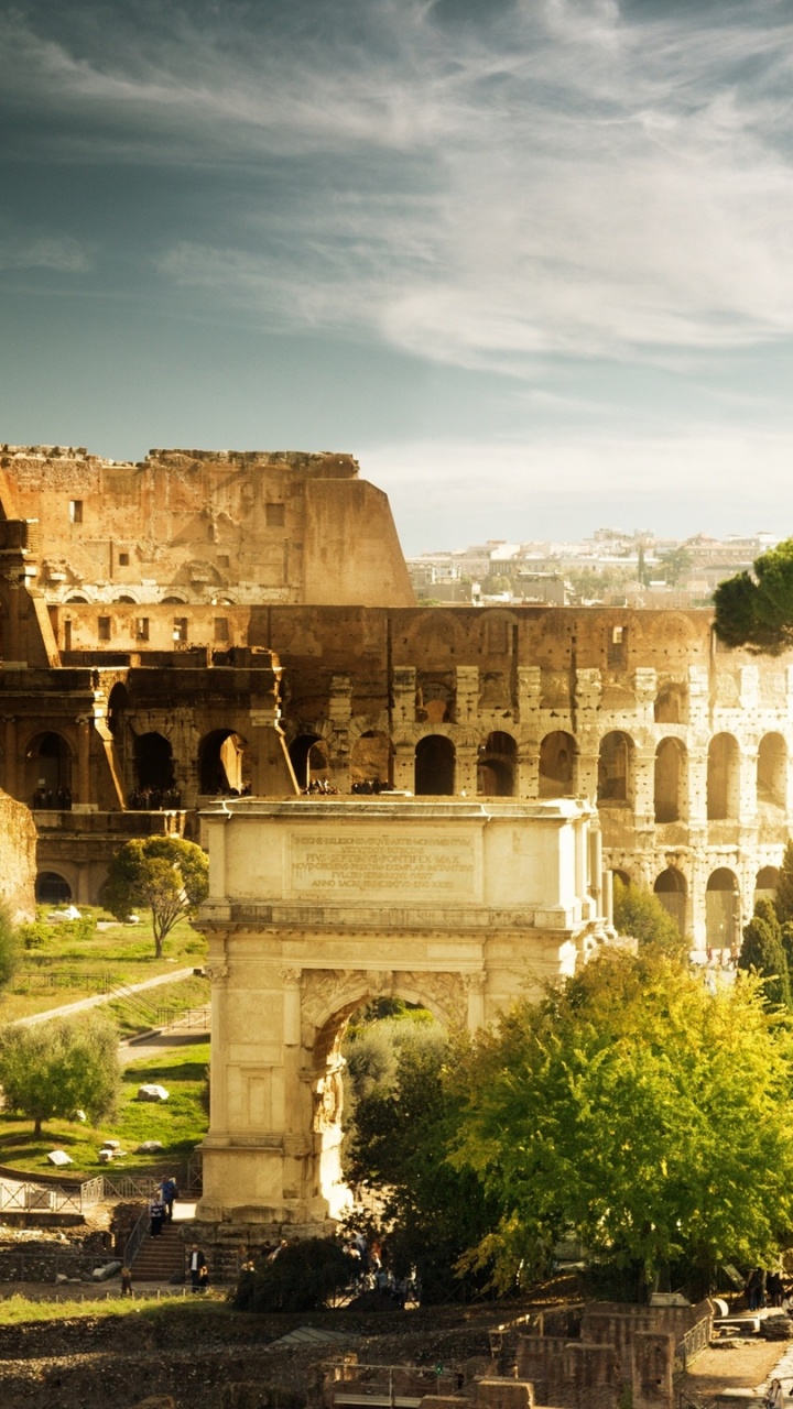 Braunes Betongebäude Unter Bewölktem Himmel Tagsüber. Wallpaper in 720x1280 Resolution