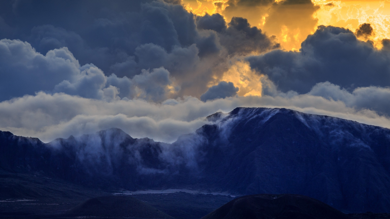 Nuages Blancs Sur la Montagne Noire. Wallpaper in 1366x768 Resolution