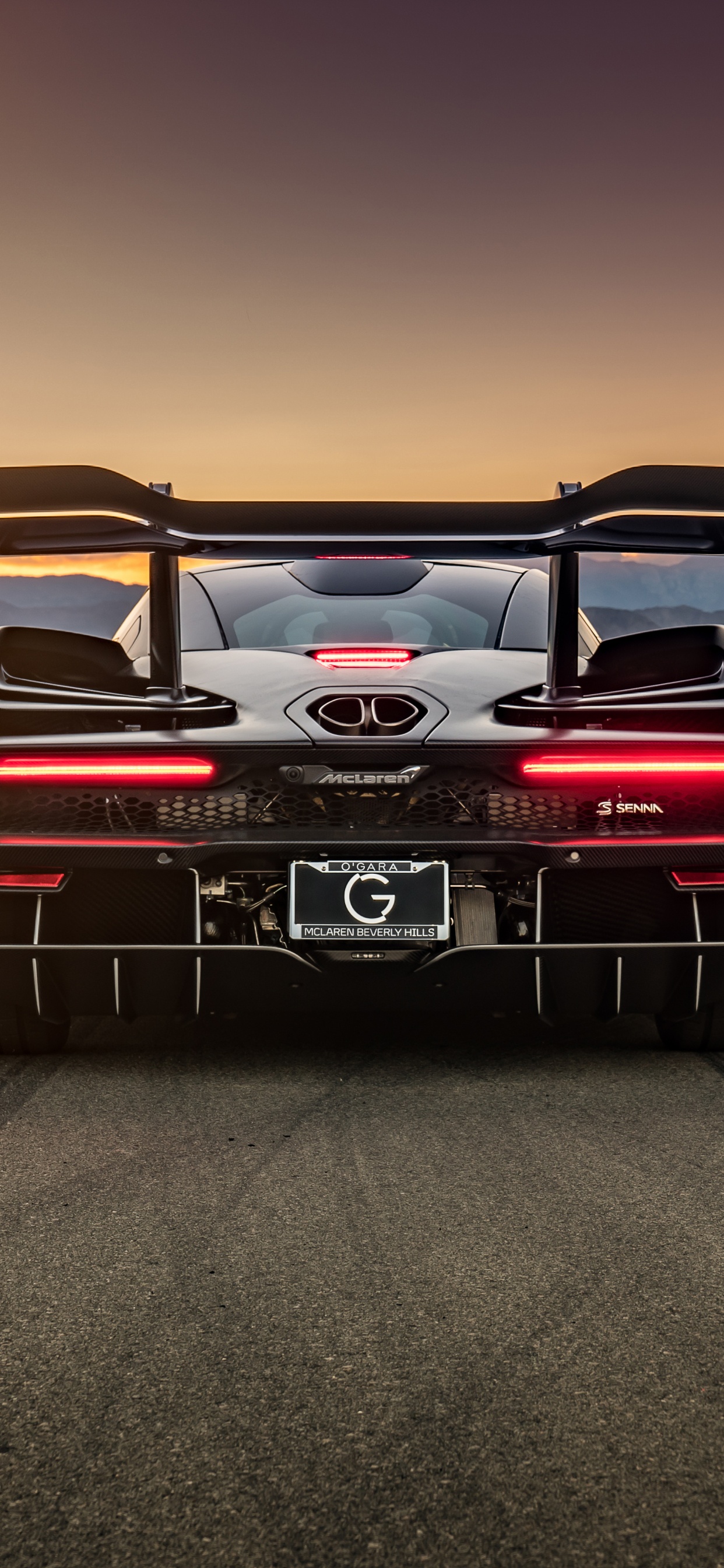 Porsche 911 Rojo en la Carretera Durante el Día. Wallpaper in 1242x2688 Resolution