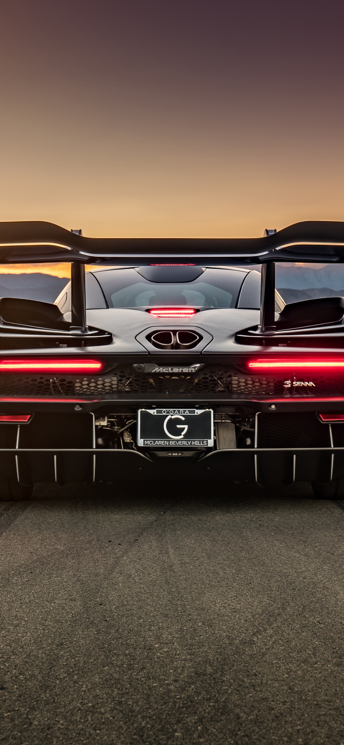 Roter Porsche 911 Tagsüber Unterwegs. Wallpaper in 1125x2436 Resolution