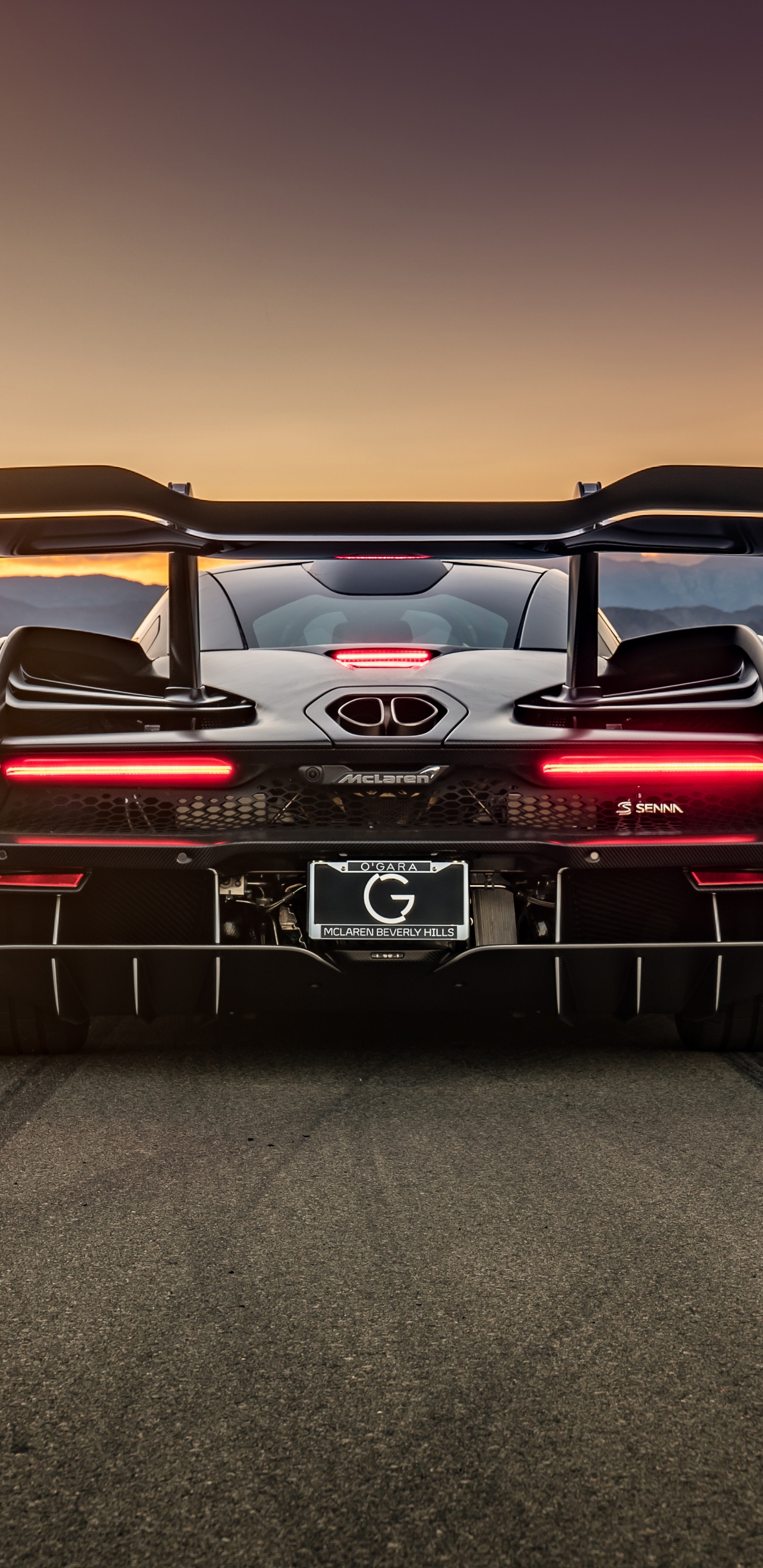 Porsche 911 Rouge Sur Route Pendant la Journée. Wallpaper in 1440x2960 Resolution