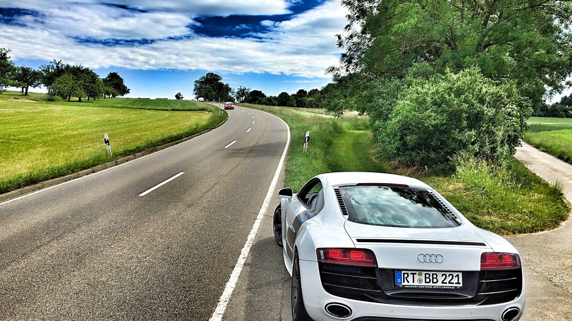 Audi r 8 Blanche Sur Route Pendant la Journée. Wallpaper in 1920x1080 Resolution