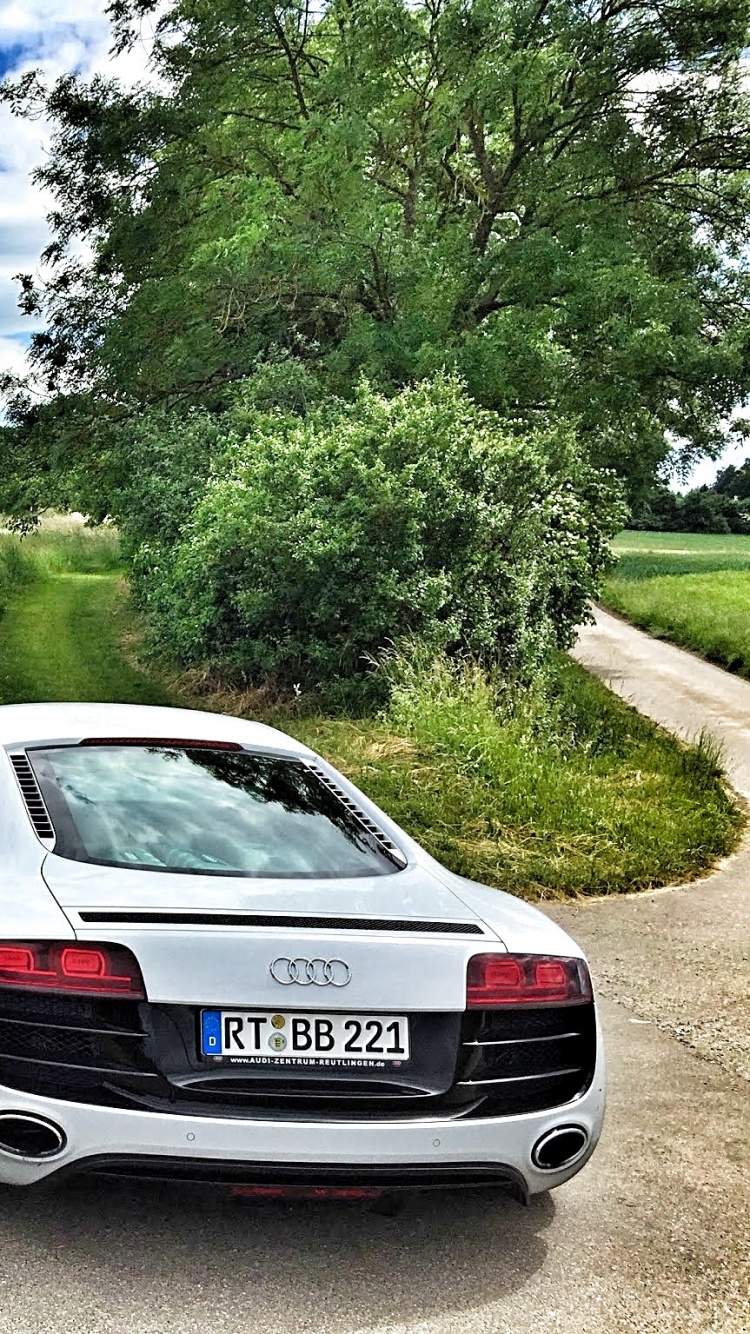 Audi r 8 Blanche Sur Route Pendant la Journée. Wallpaper in 750x1334 Resolution