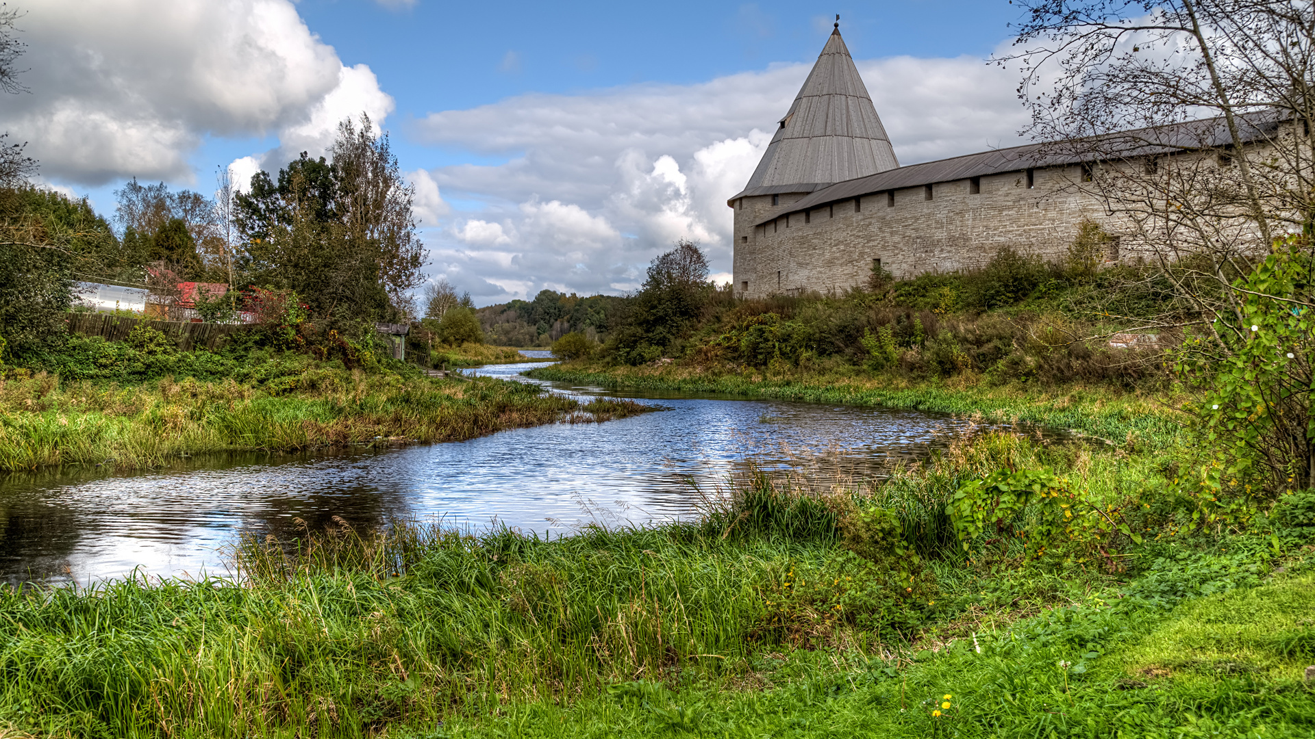 Braunes Betongebäude in Der Nähe Des Flusses Unter Weißen Wolken Und Blauem Himmel Tagsüber. Wallpaper in 1920x1080 Resolution