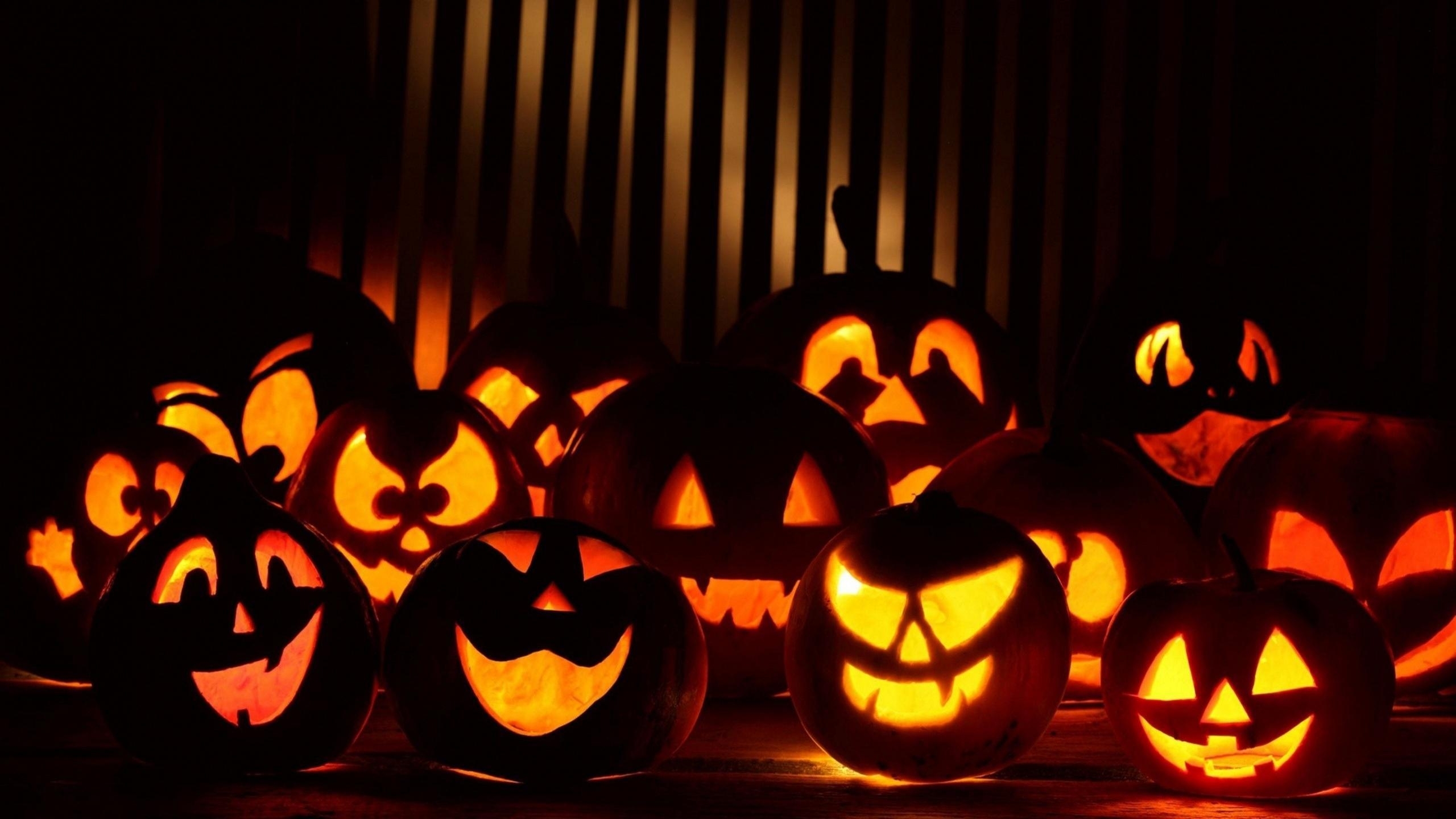 Calabaza, Schnitzerei, Halloween, Halloween-Kürbisse, Jack o Lantern. Wallpaper in 2560x1440 Resolution