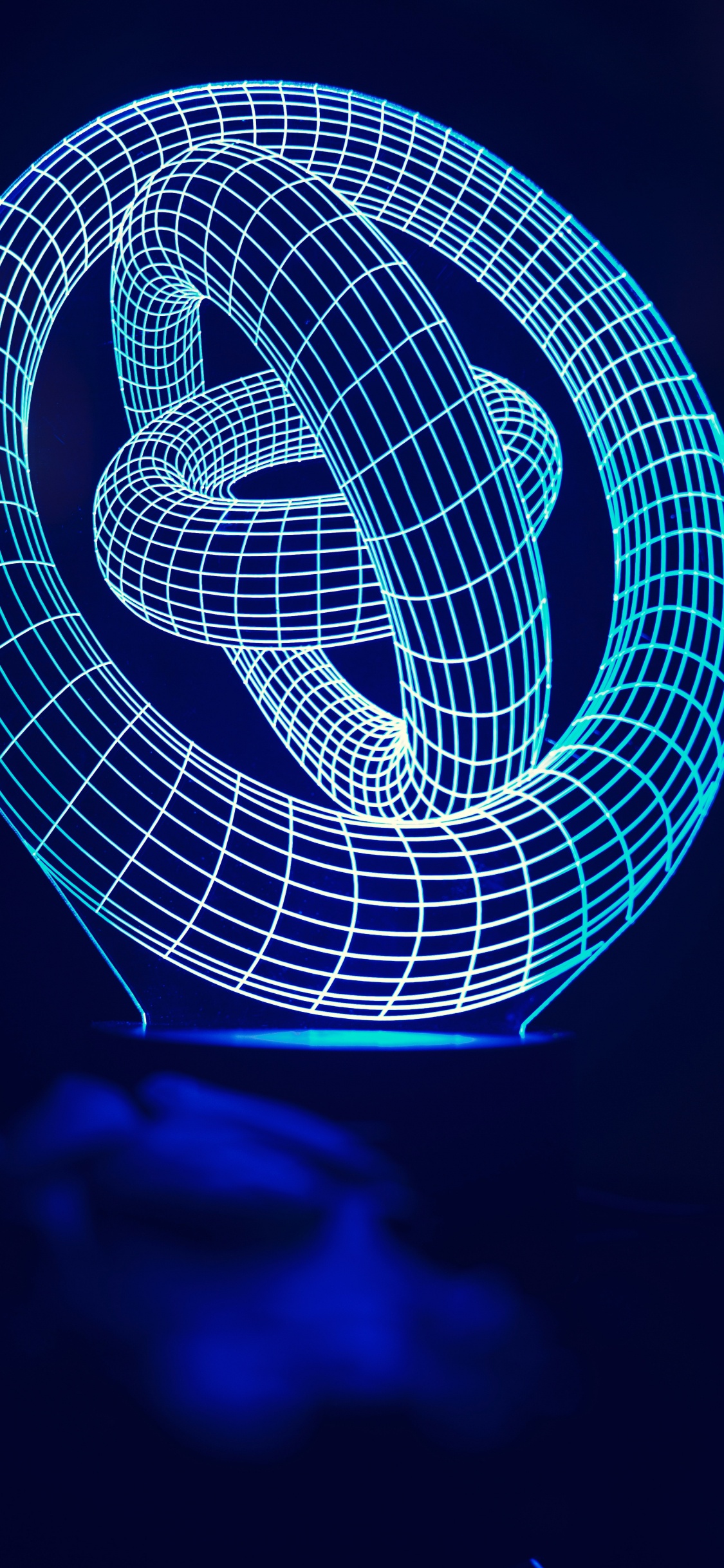 Lumière Spirale Blanche Sur Fond Noir. Wallpaper in 1125x2436 Resolution