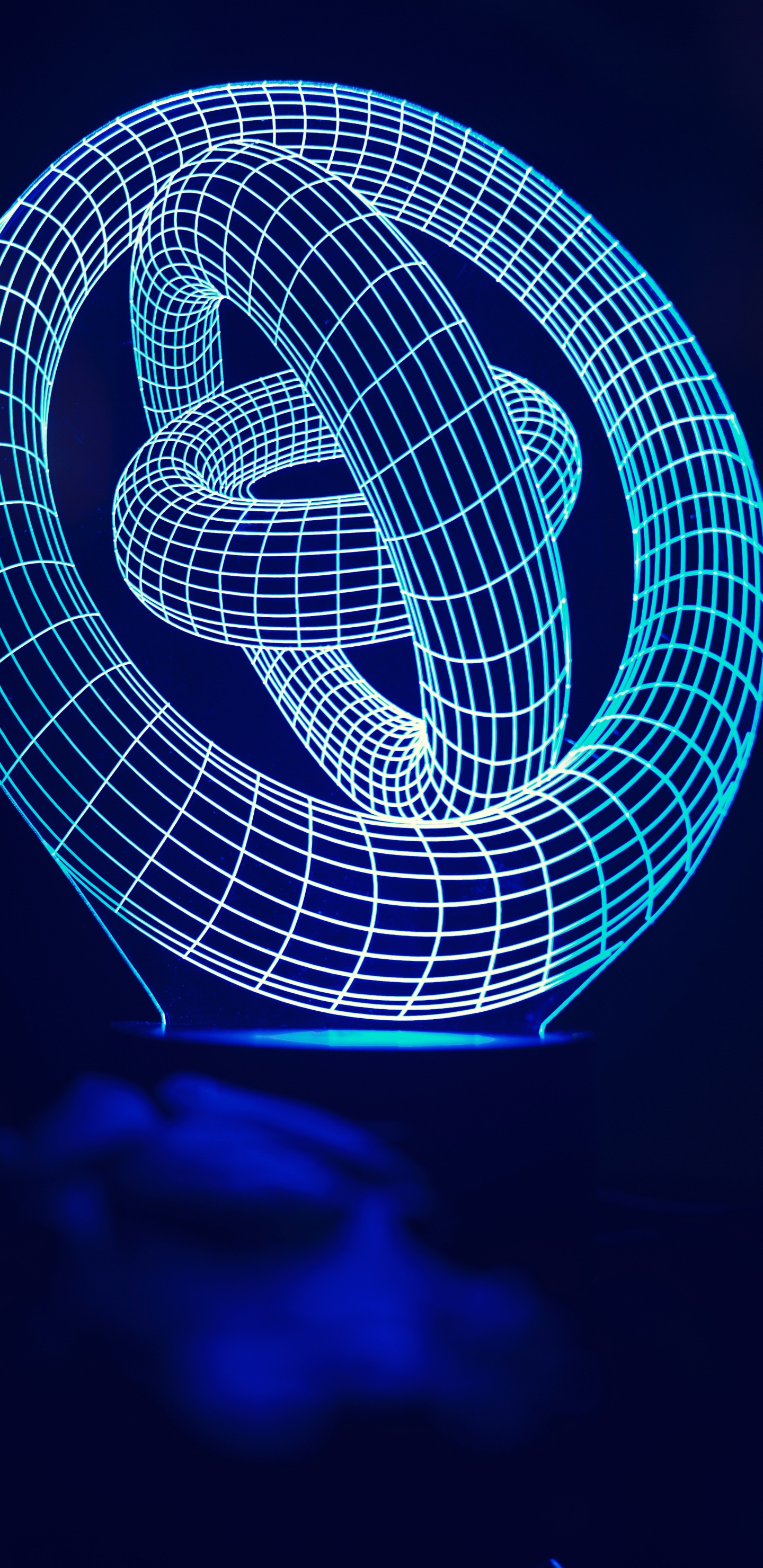 Lumière Spirale Blanche Sur Fond Noir. Wallpaper in 1440x2960 Resolution