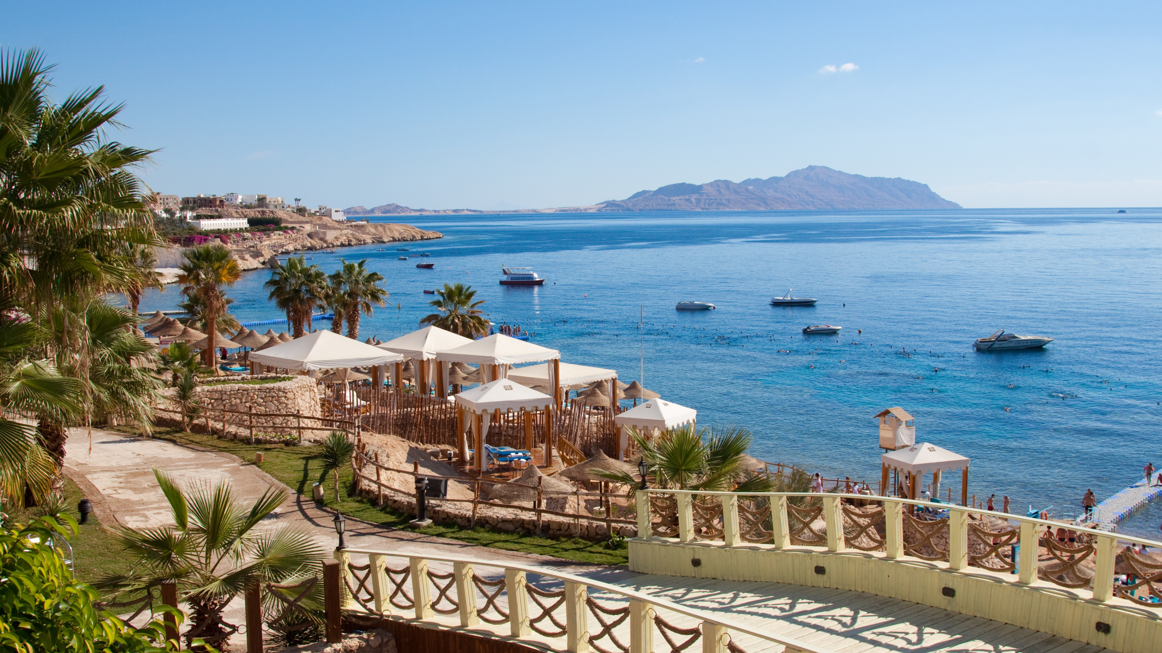 Edificio de Hormigón Blanco y Marrón Cerca Del Cuerpo de Agua Durante el Día. Wallpaper in 3840x2160 Resolution